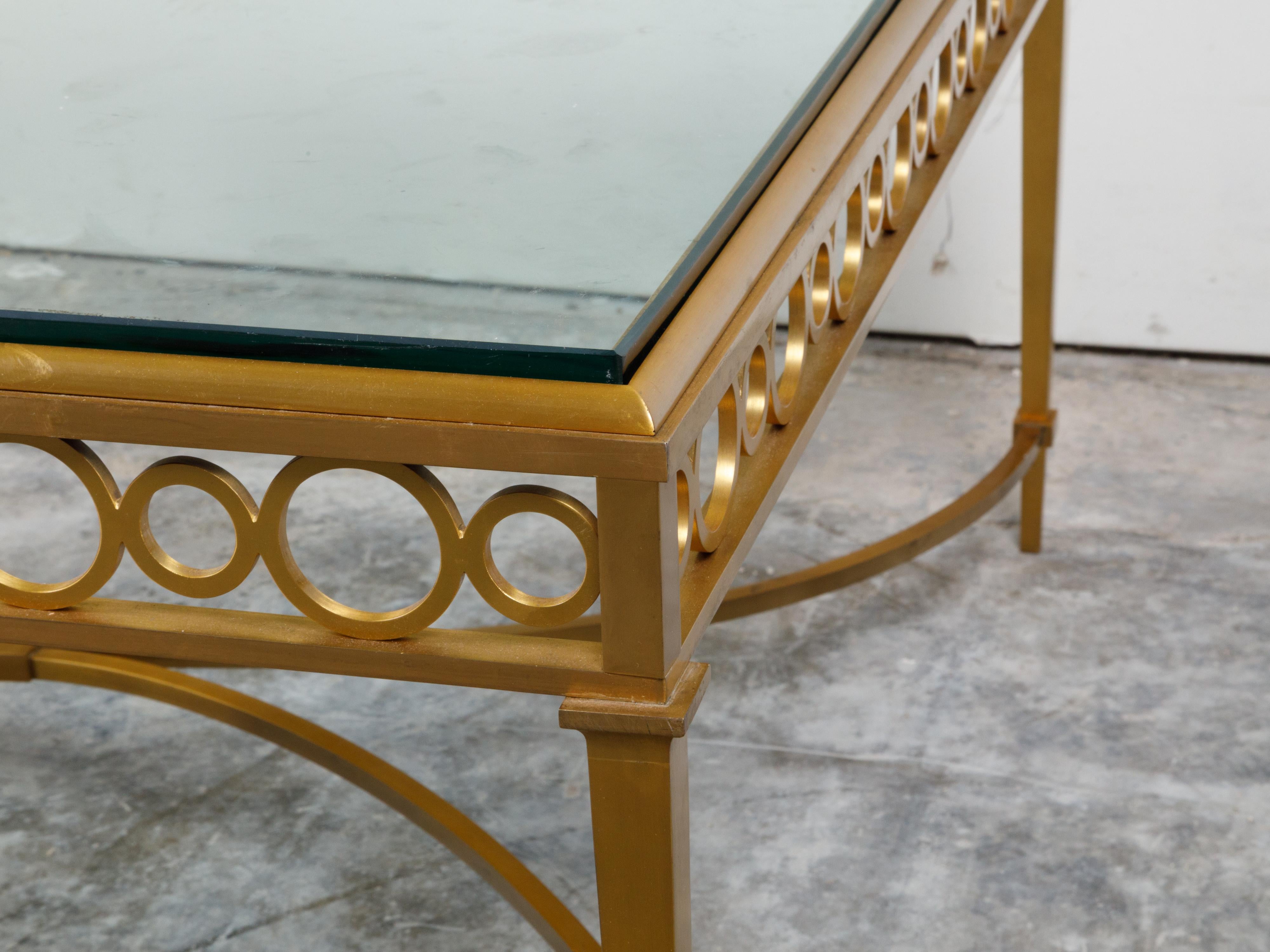 Mid-Century Modern Table basse italienne du milieu du siècle dernier en bronze doré avec plateau en verre et motifs en anneau en vente