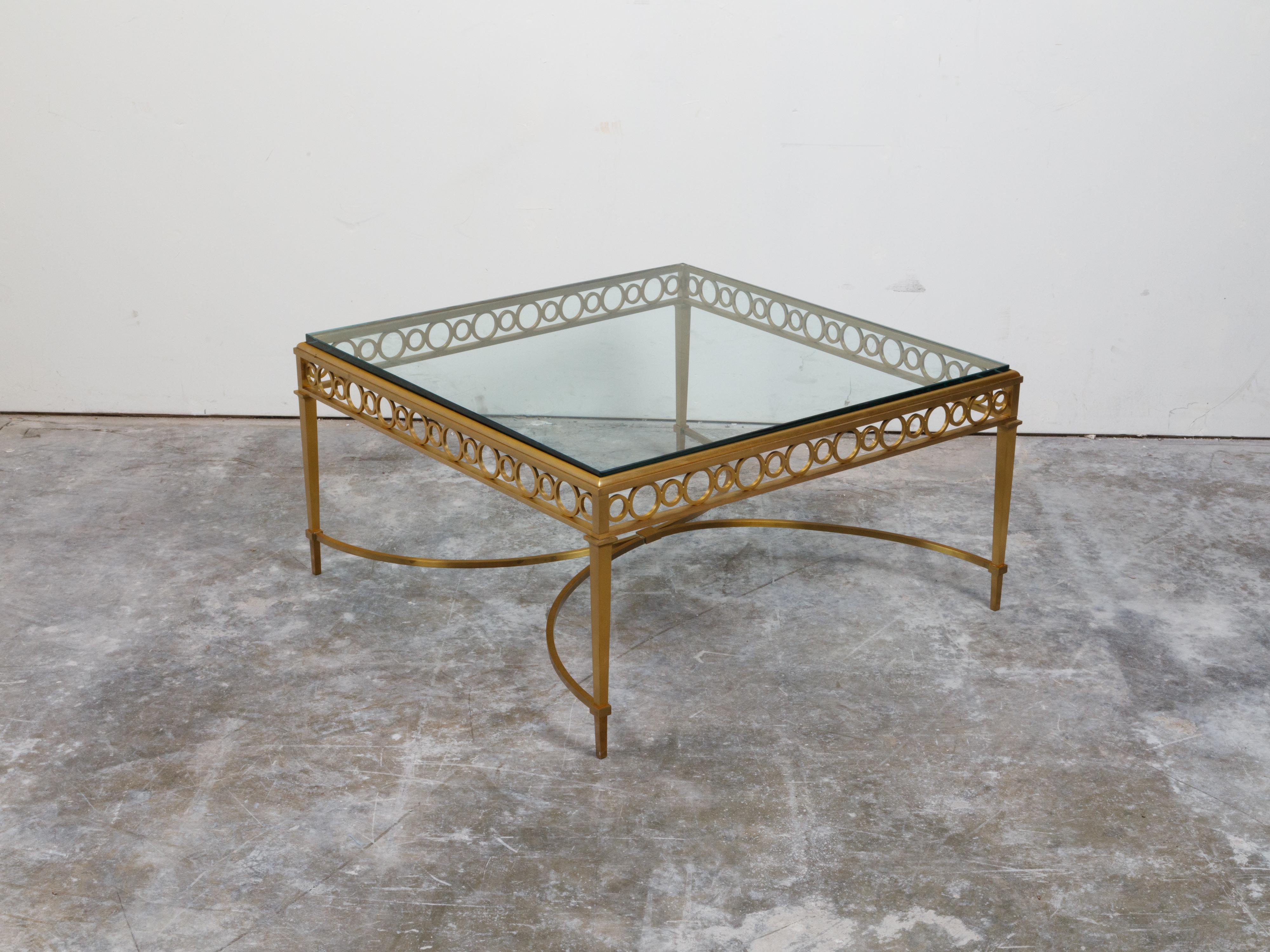 Bronze Table basse italienne du milieu du siècle dernier en bronze doré avec plateau en verre et motifs en anneau en vente
