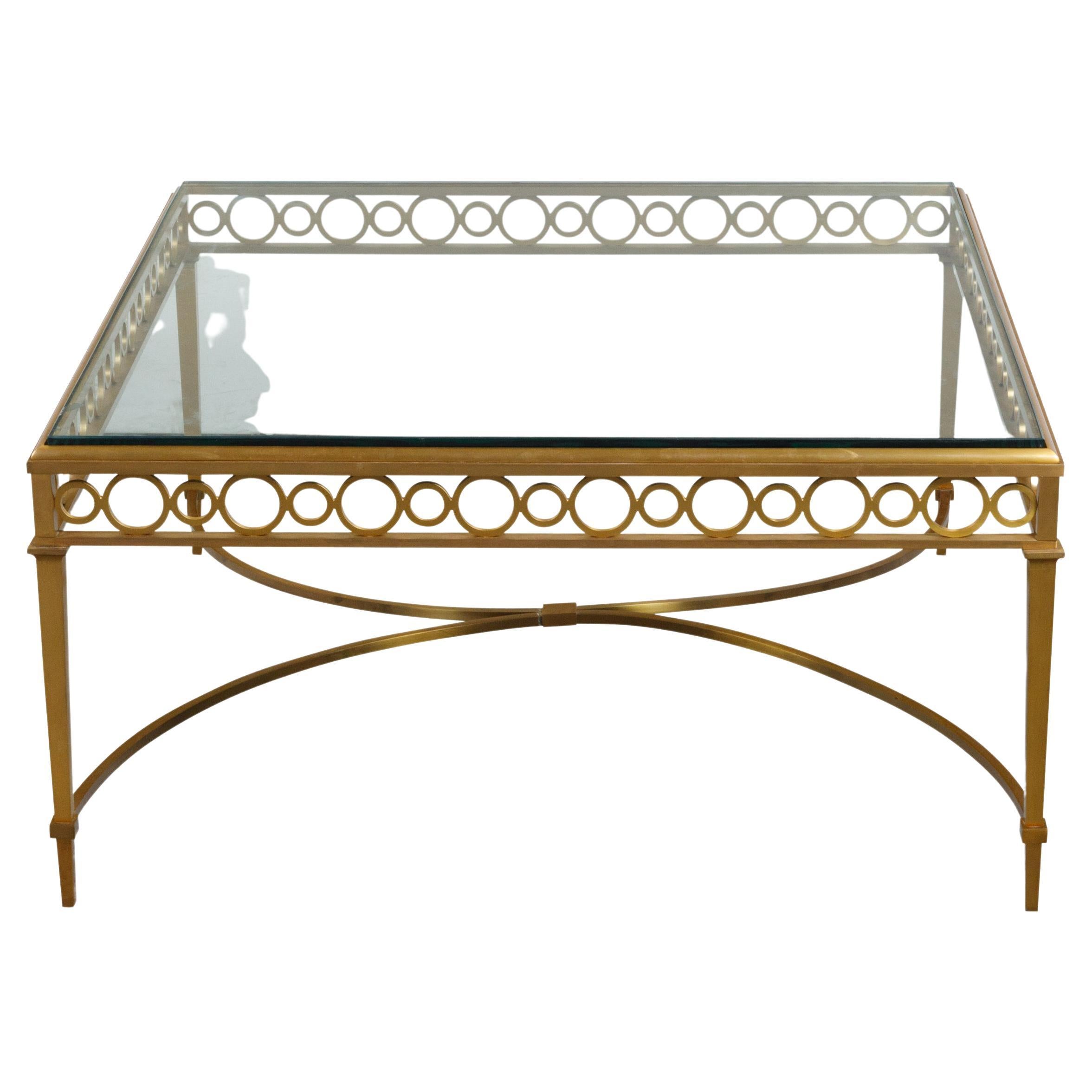 Table basse italienne du milieu du siècle dernier en bronze doré avec plateau en verre et motifs en anneau en vente