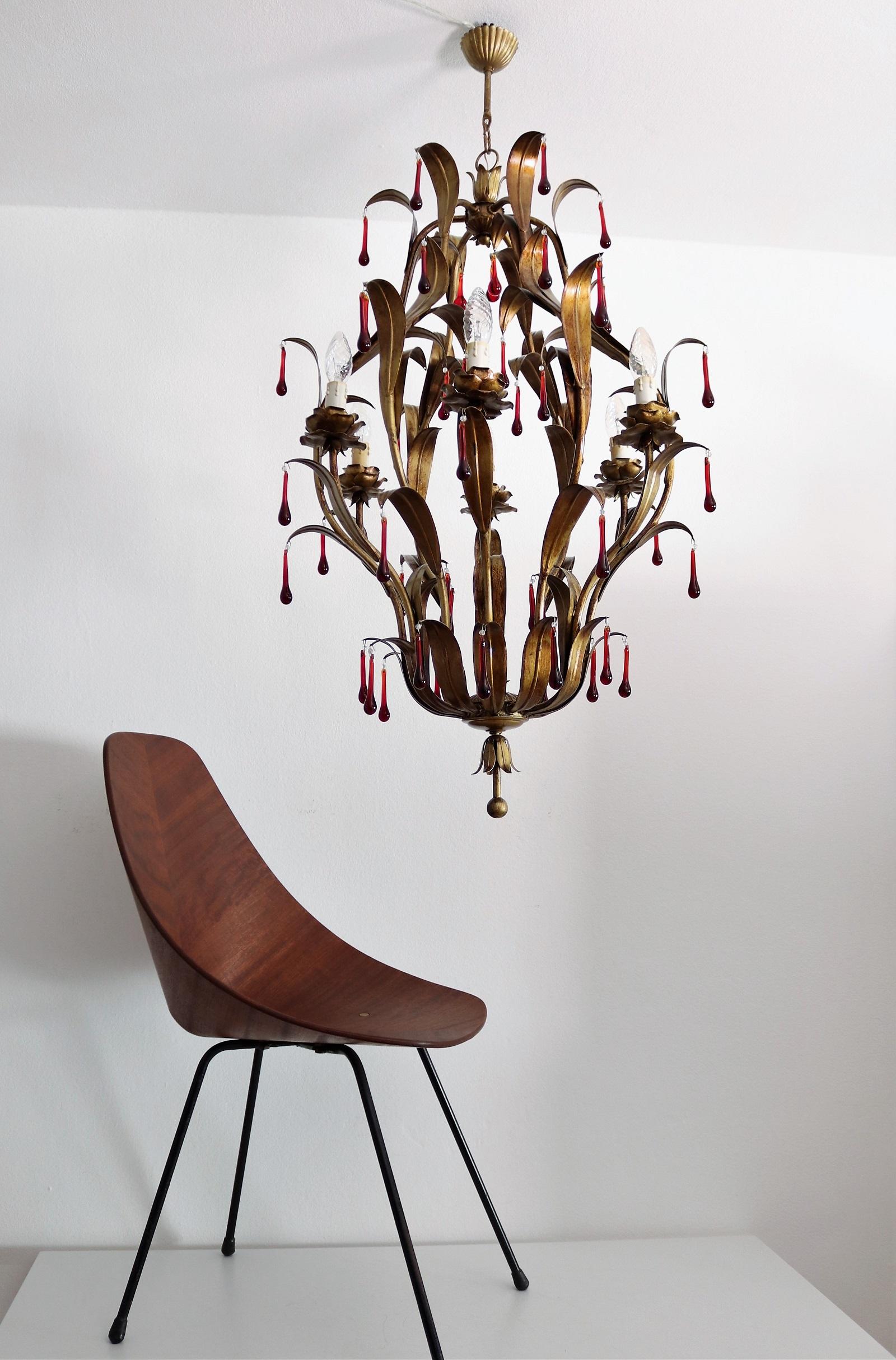 Italian Midcentury Gilt Florentine Chandelier with Red Murano Glass Drops, 1970s In Good Condition For Sale In Morazzone, Varese