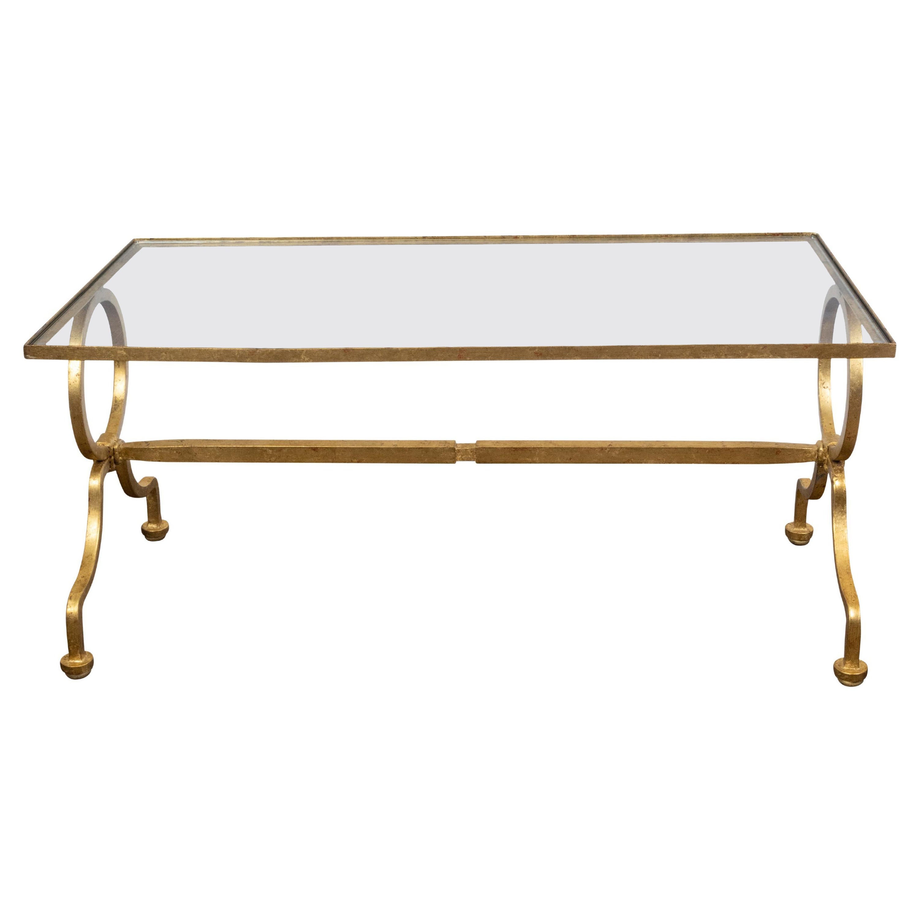 Table basse italienne en fer doré du milieu du siècle dernier avec plateau en verre et grandes anneaux