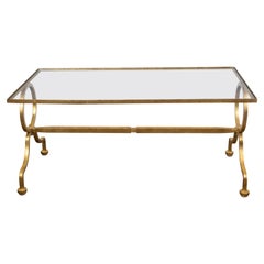 Table basse italienne en fer doré du milieu du siècle dernier avec plateau en verre et grandes anneaux