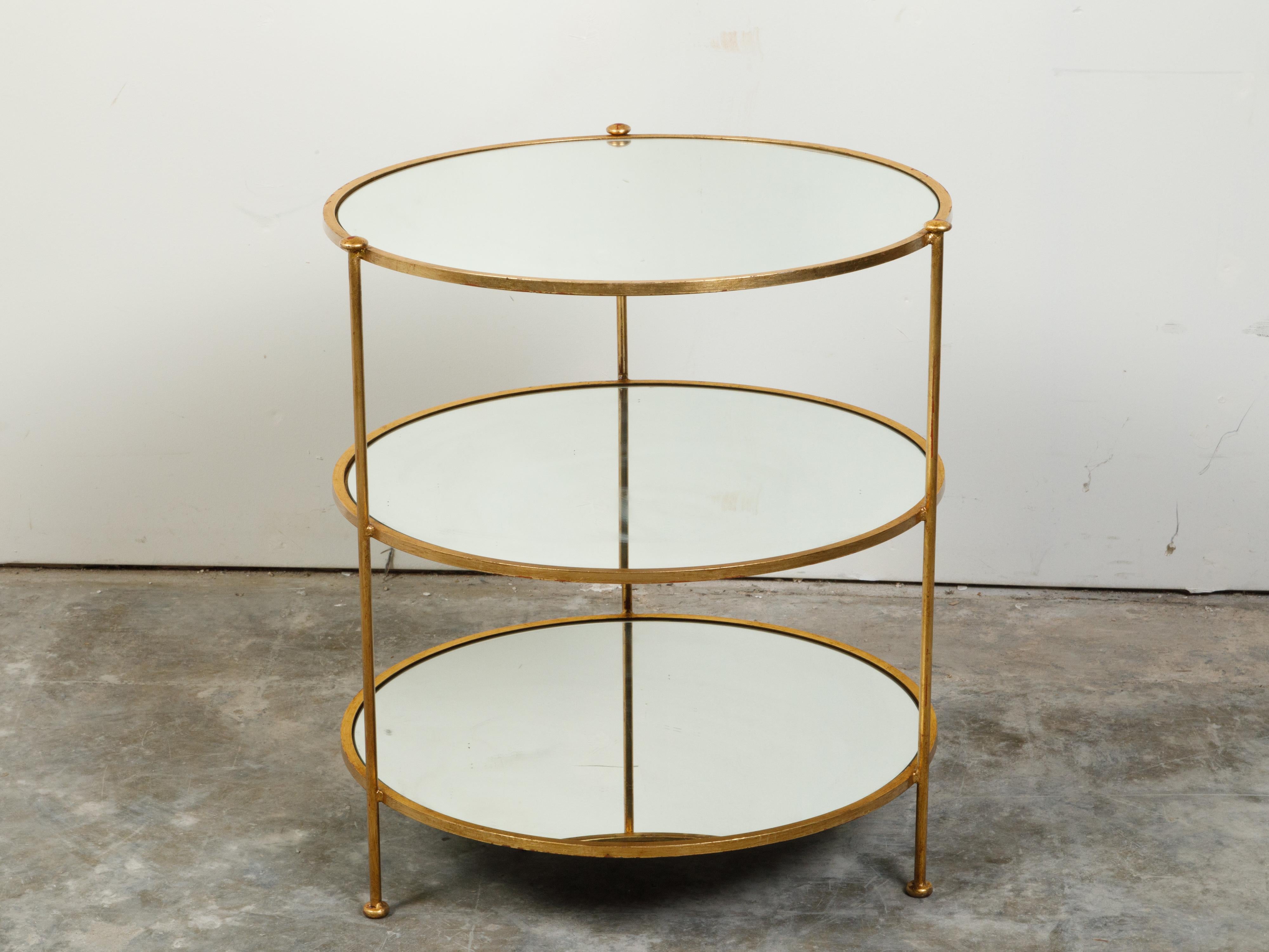 Mid-Century Modern Table d'appoint italienne du milieu du siècle dernier en fer doré à trois niveaux avec étagères rondes en miroir en vente