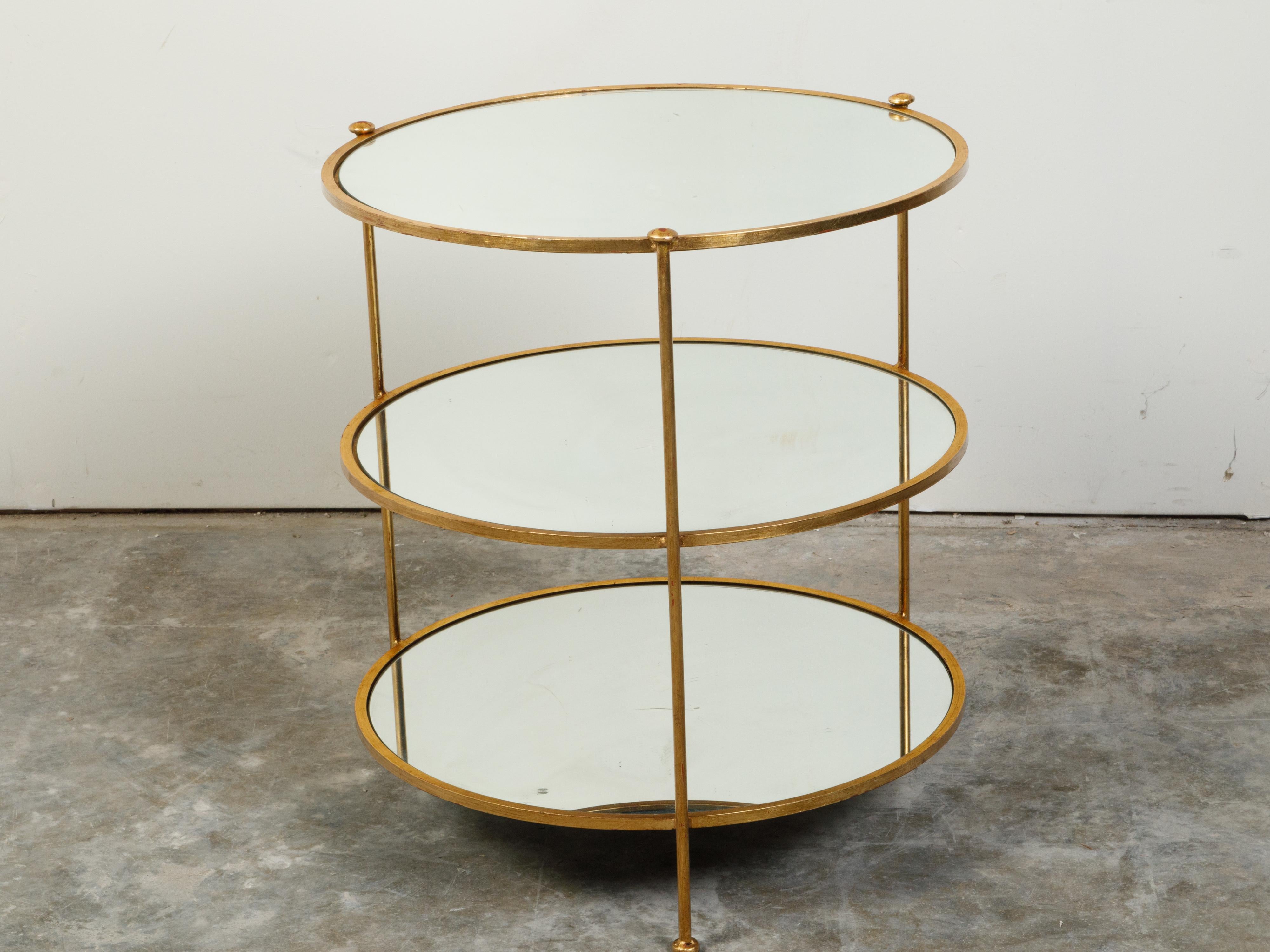 Doré Table d'appoint italienne du milieu du siècle dernier en fer doré à trois niveaux avec étagères rondes en miroir en vente