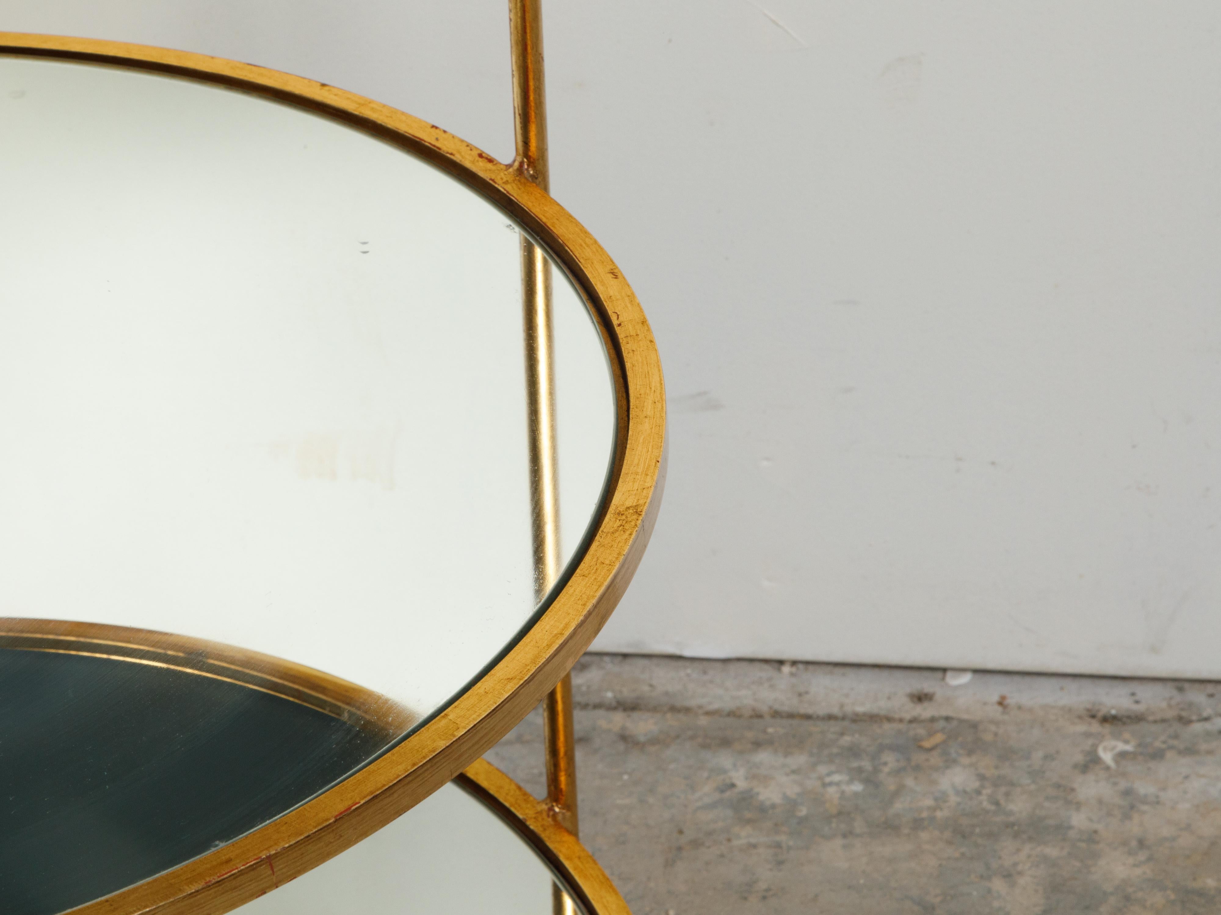 Table d'appoint italienne du milieu du siècle dernier en fer doré à trois niveaux avec étagères rondes en miroir en vente 1