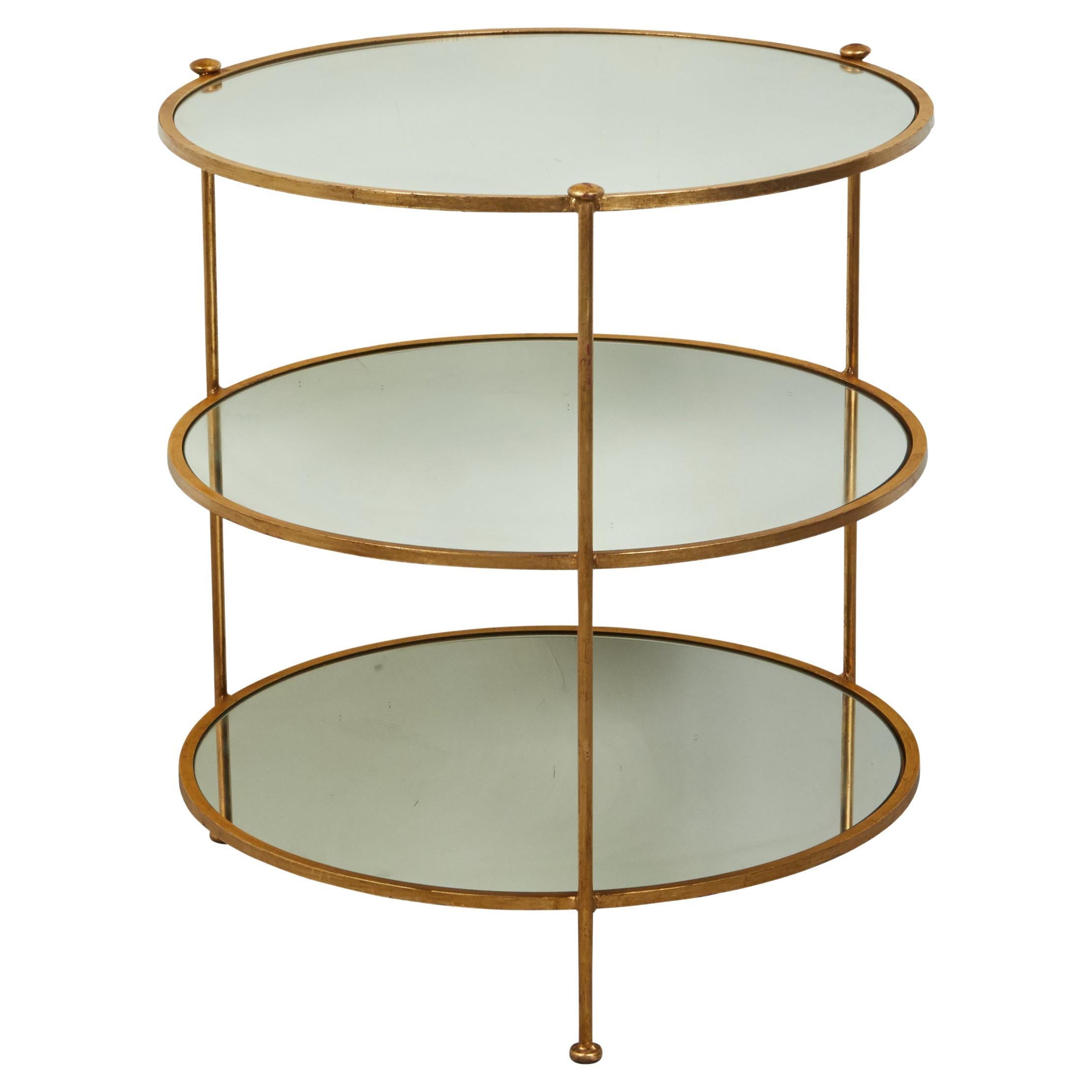 Table d'appoint italienne du milieu du siècle dernier en fer doré à trois niveaux avec étagères rondes en miroir en vente