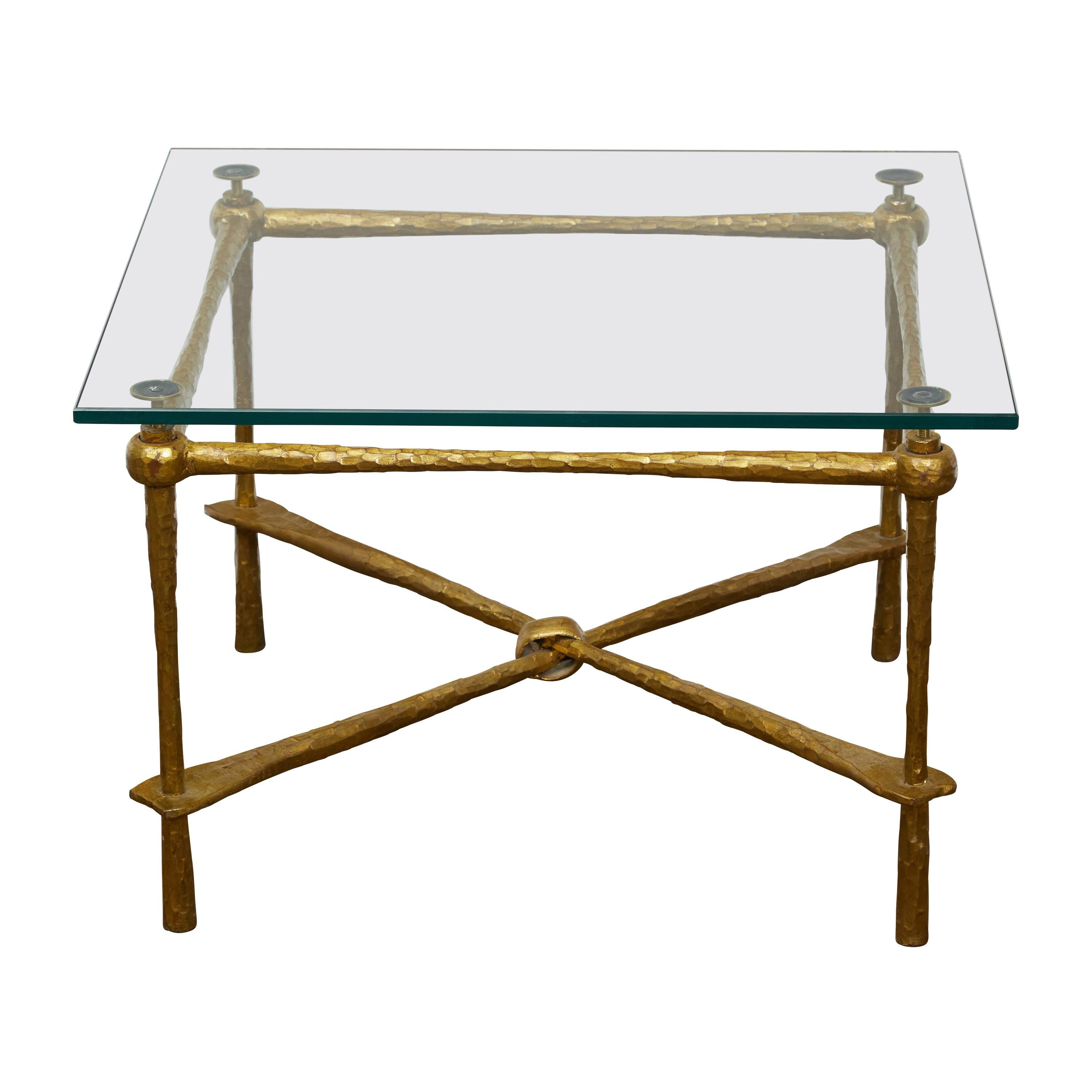 Table basse italienne du milieu du siècle dernier en métal doré avec plateau en verre et accents martelés