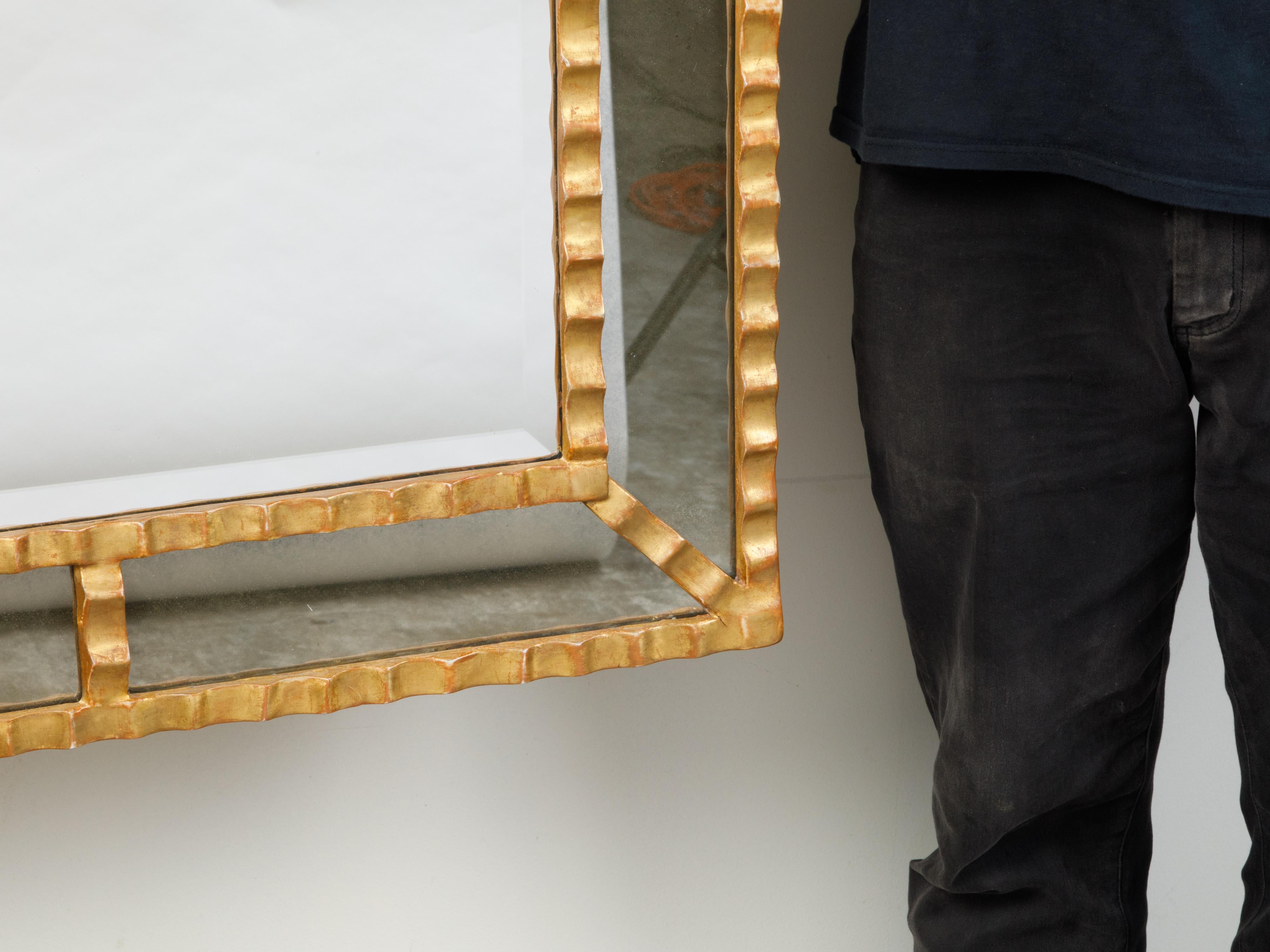 Italienischer Spiegel aus vergoldetem Metall mit gewölbten Motiven aus der Mitte des Jahrhunderts (Moderne der Mitte des Jahrhunderts) im Angebot