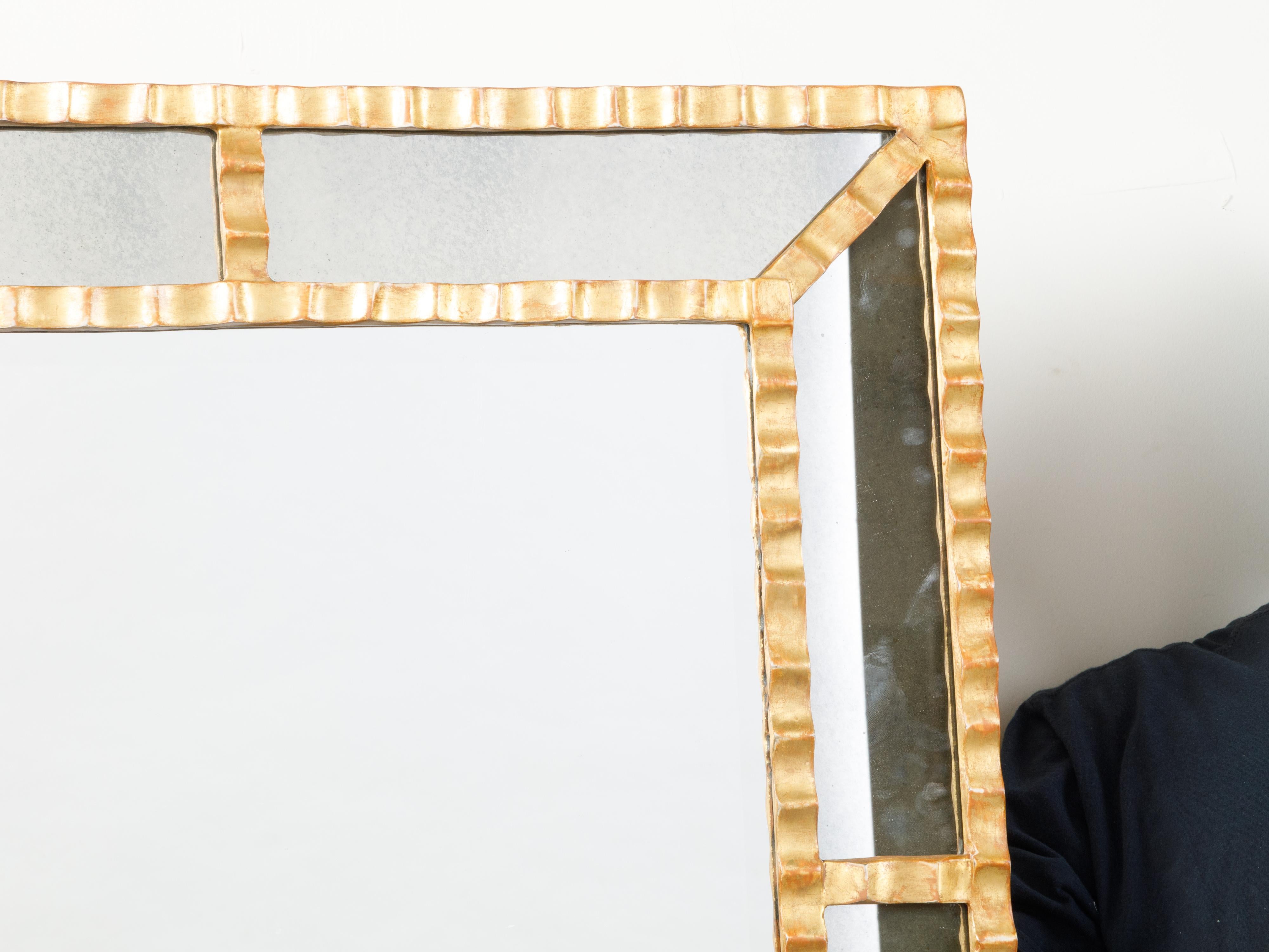 Italienischer Spiegel aus vergoldetem Metall mit gewölbten Motiven aus der Mitte des Jahrhunderts (Vergoldet) im Angebot