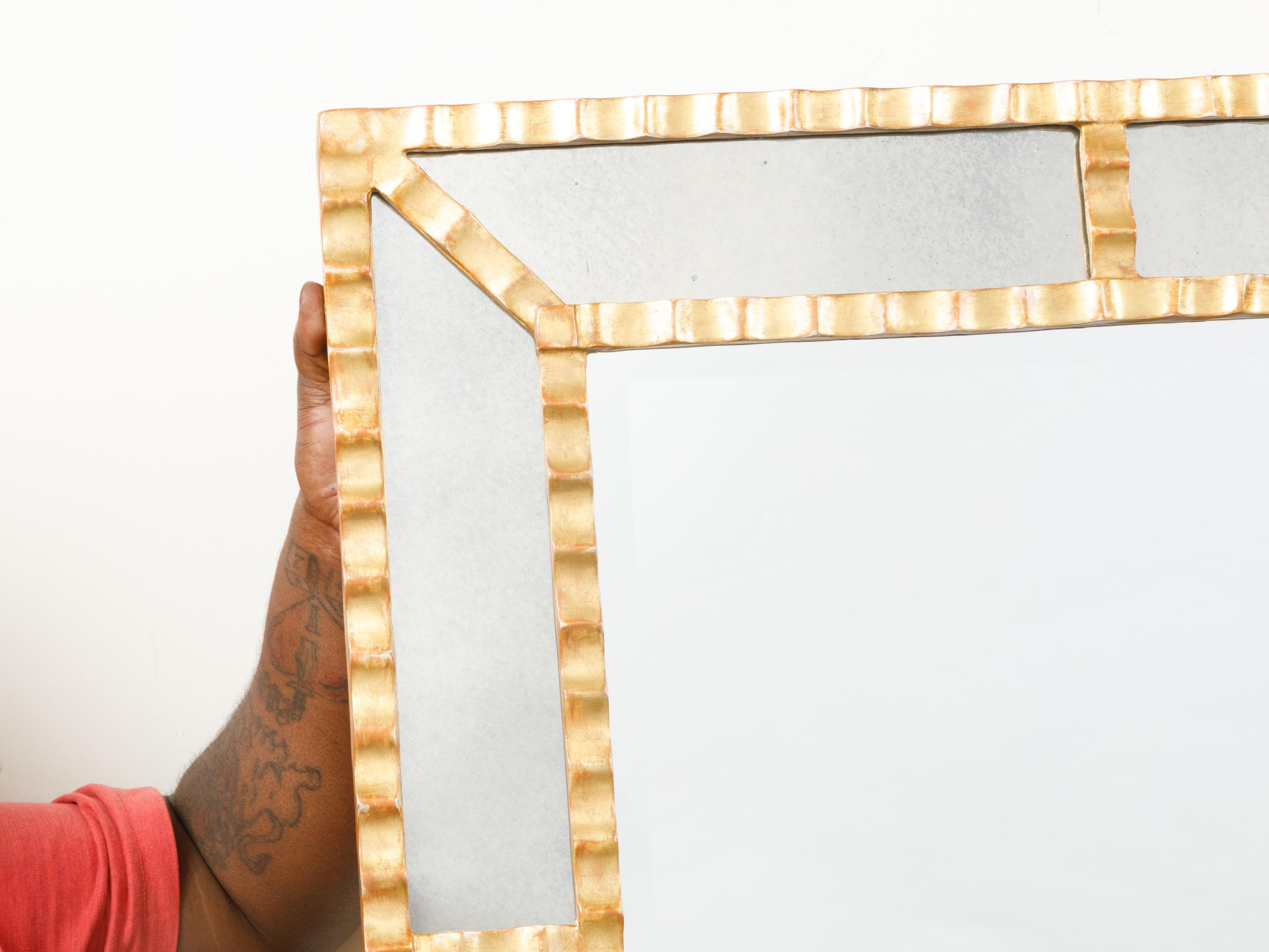 Italienischer Spiegel aus vergoldetem Metall mit gewölbten Motiven aus der Mitte des Jahrhunderts im Zustand „Gut“ im Angebot in Atlanta, GA