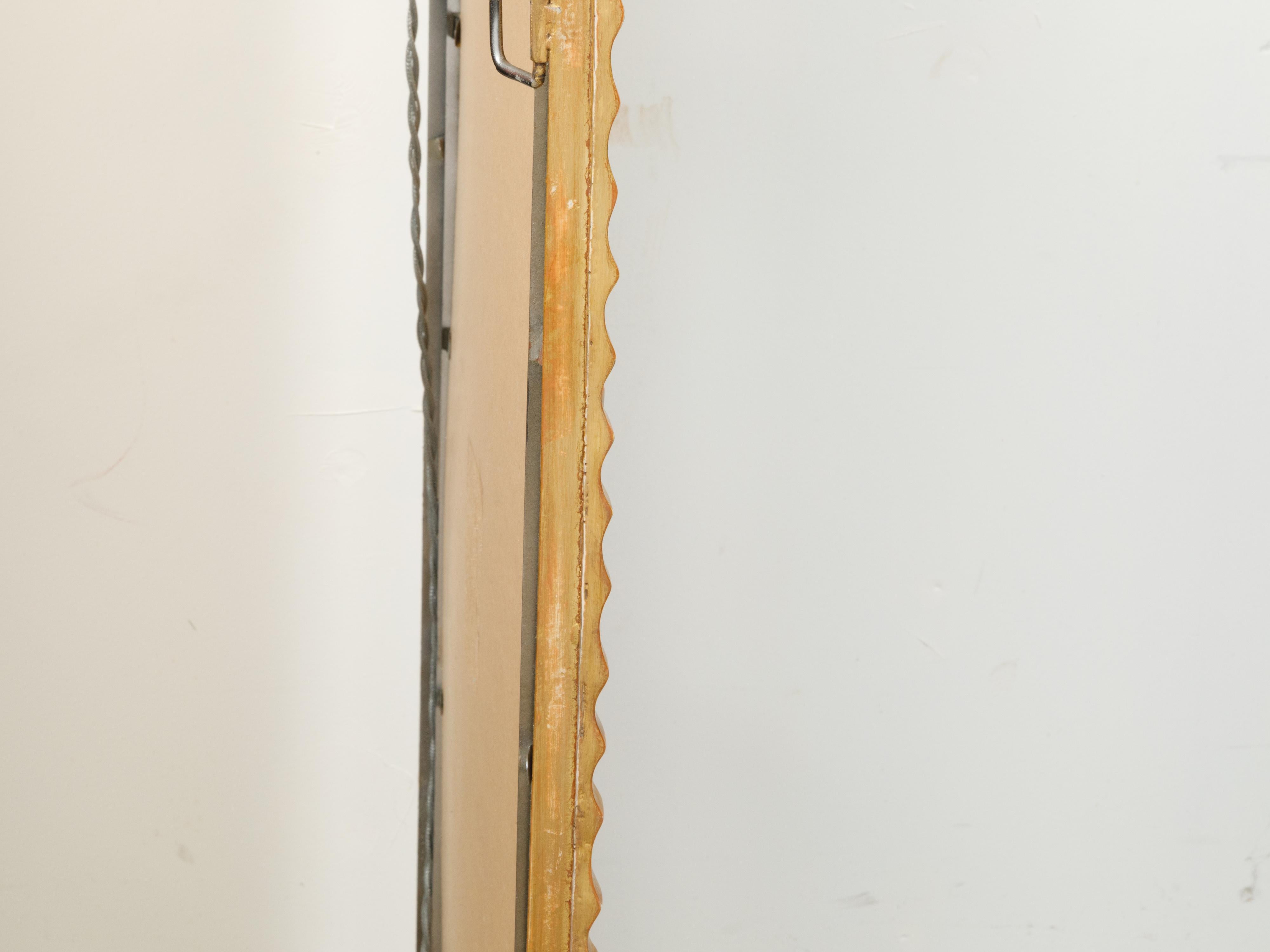 Italienischer Spiegel aus vergoldetem Metall mit gewölbten Motiven aus der Mitte des Jahrhunderts (20. Jahrhundert) im Angebot