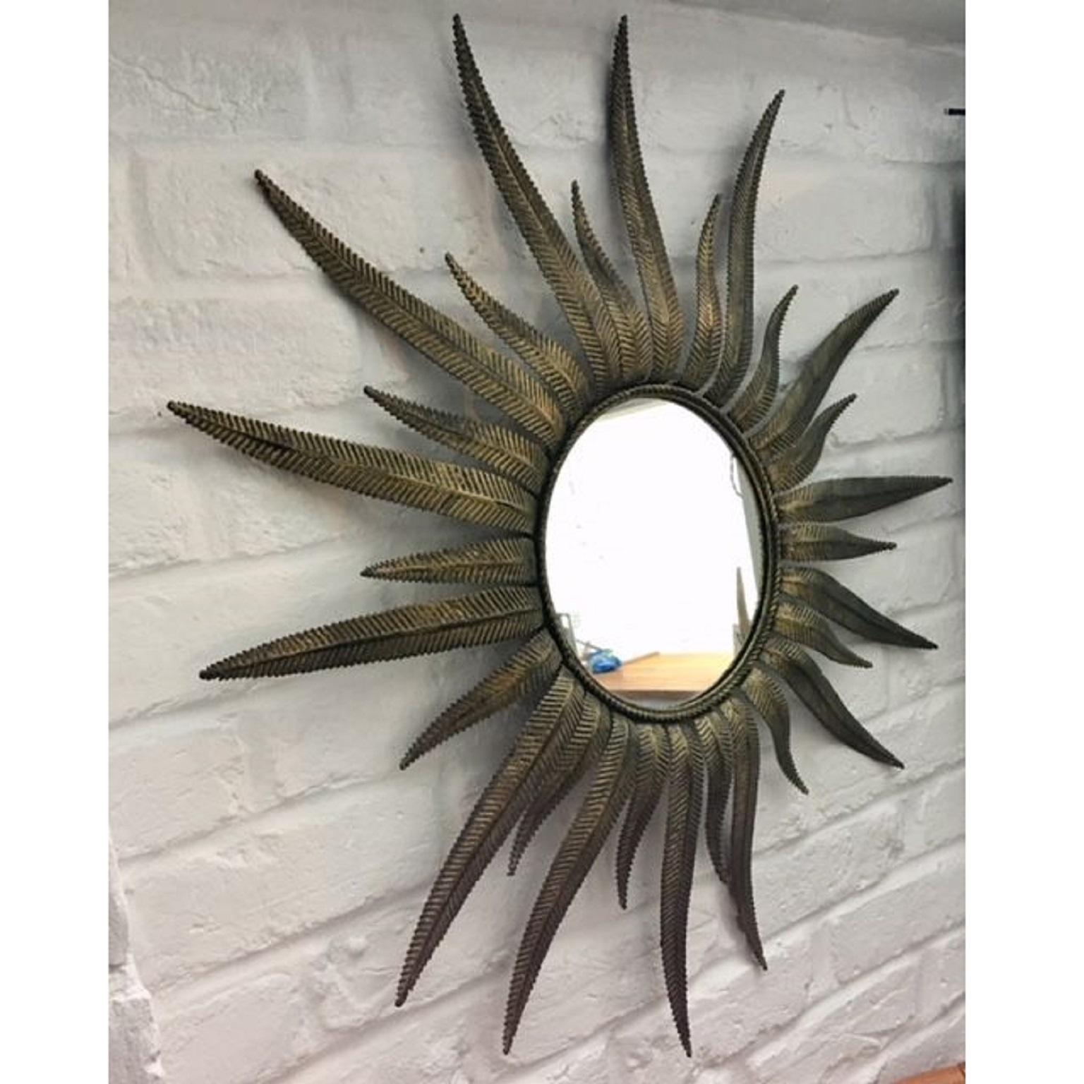 Italian midcentury gilt metal sunburst mirror, 1950s

Stunning midcentury Italian gilt metal sunburst mirror, flanked by differing size palm fronds. A really decorative ‘Hollywood’ style beauty! 

Dimensions: Diameter overall 74 cms (Mirror) 24 cms