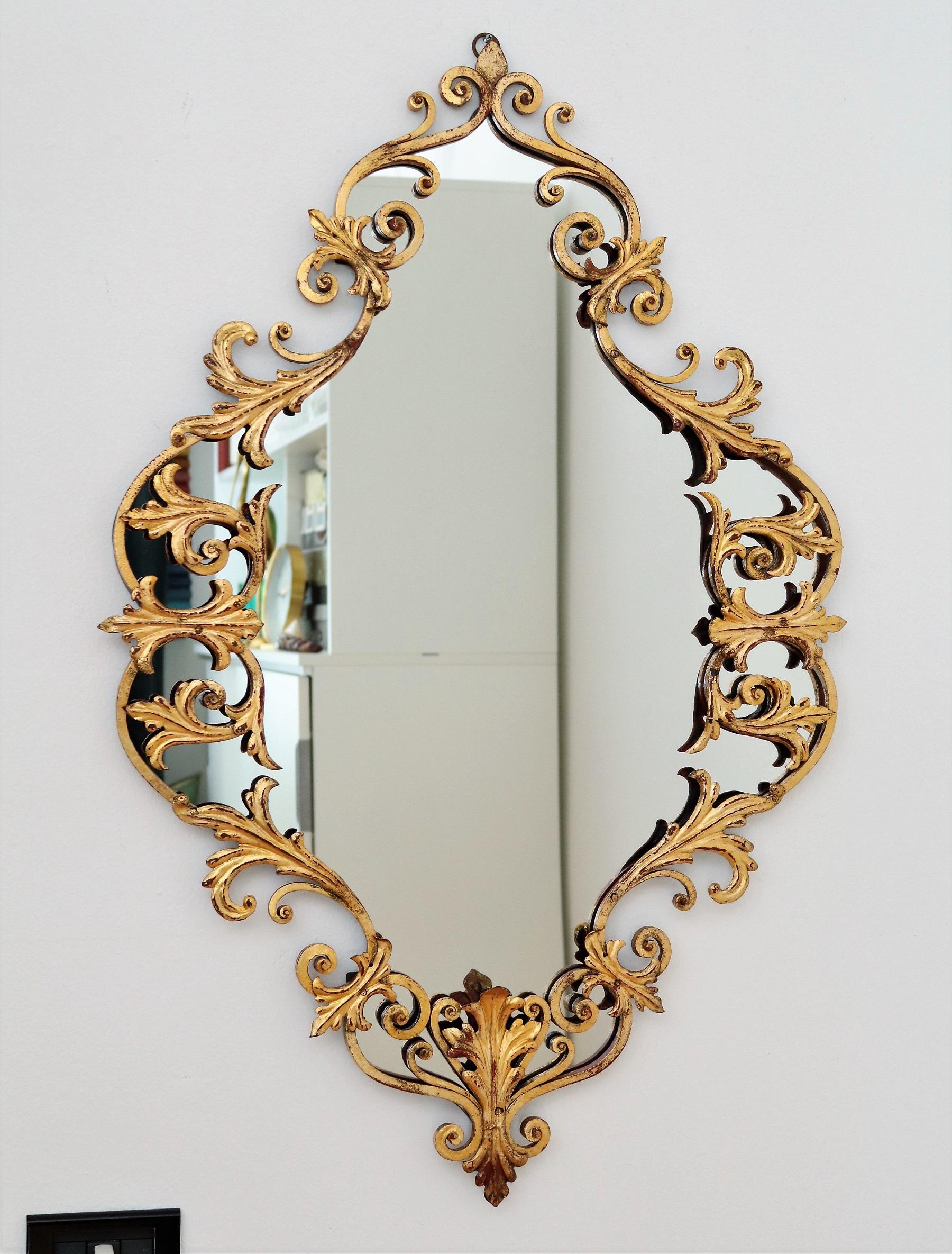 Italian Midcentury Gilt Wall Mirror Hand-Crafted in Baroque Style, Italy, 1950s 10