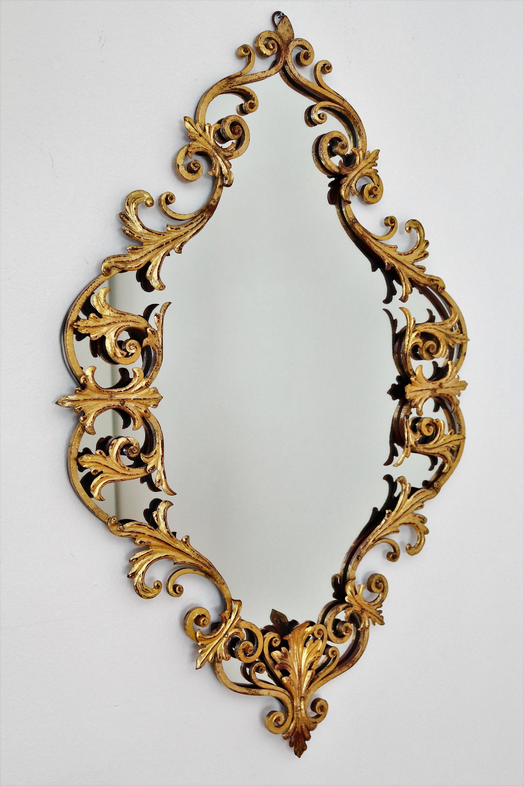 Italian Midcentury Gilt Wall Mirror Hand-Crafted in Baroque Style, Italy, 1950s In Good Condition In Morazzone, Varese