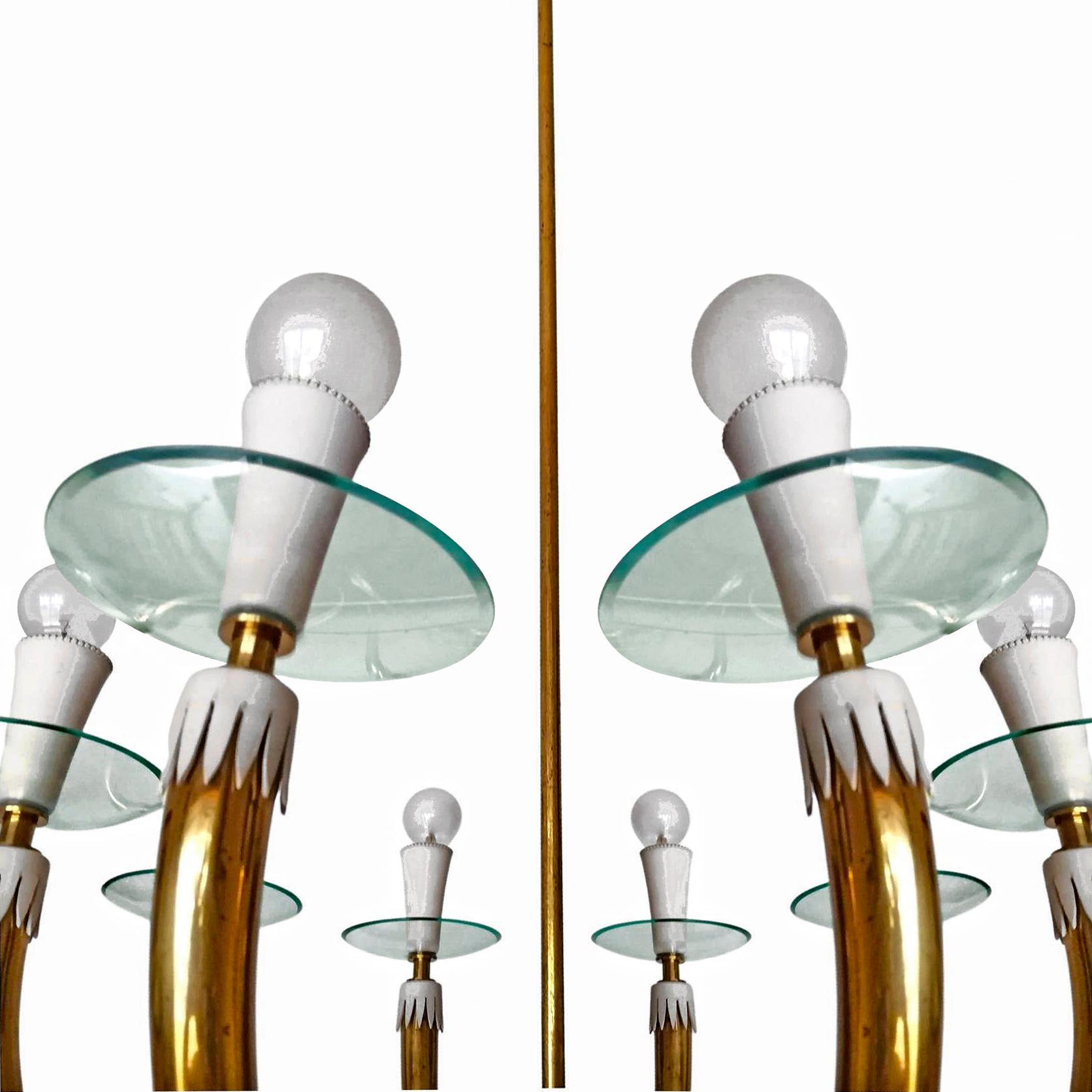 This original brass chandelier from the 1950s is attributed to Gio Ponti (1891-1979) and Emilio Lancia (1890-1973). Made of solid polished brass, white lacquered aluminum and 8 bevelled convex crystal glass discs. This large Mid-Century Modern