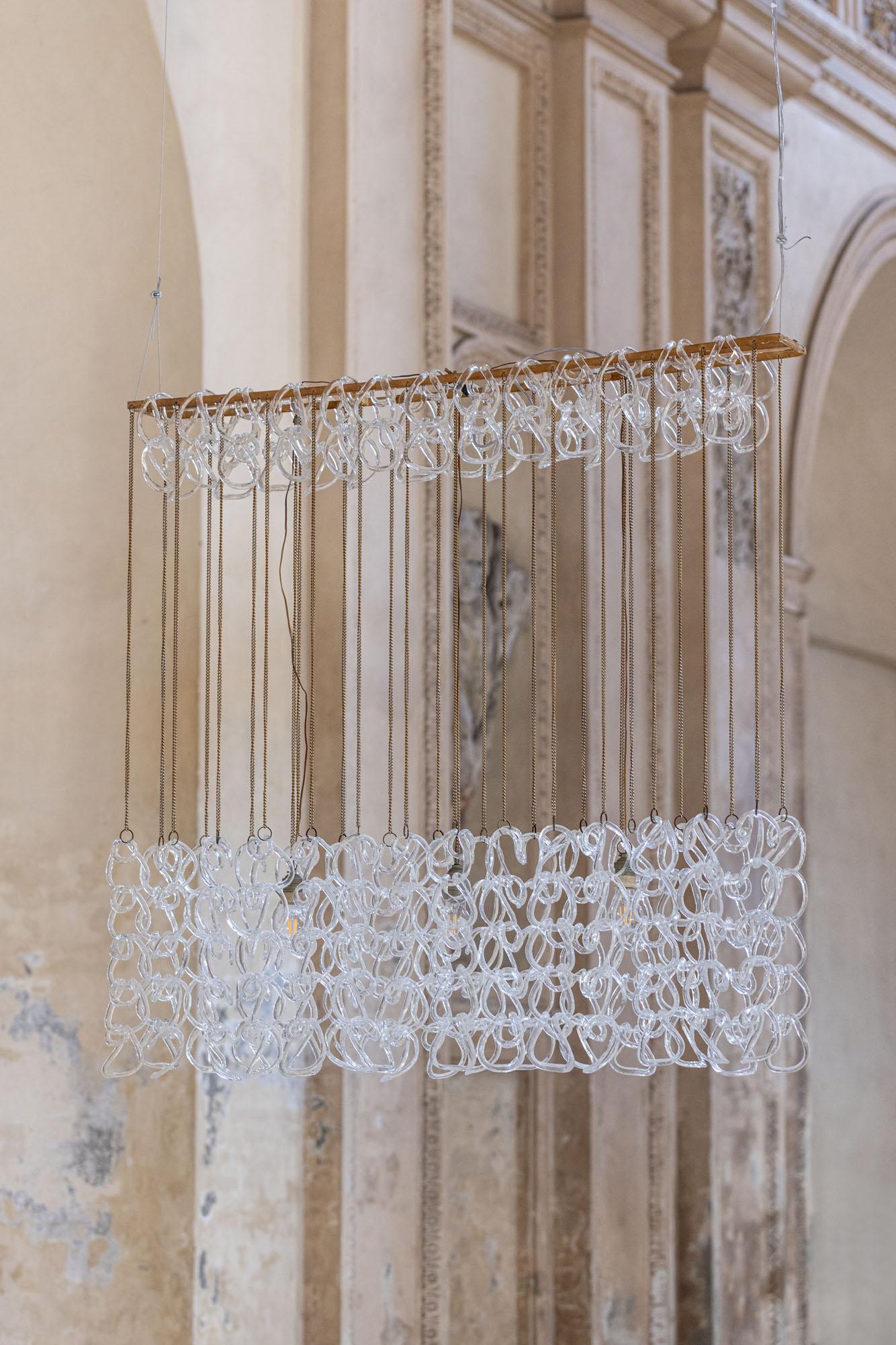 Splendido ciondolo di grandi dimensioni di Angelo Mangiarotti.
Lampadario  Giogali è un'opera di design modulare  di Angelo Mangiarotti che, attraverso inserti a gancio in vetro soffiato a mano con struttura fissa, può assumere varie forme, fornite