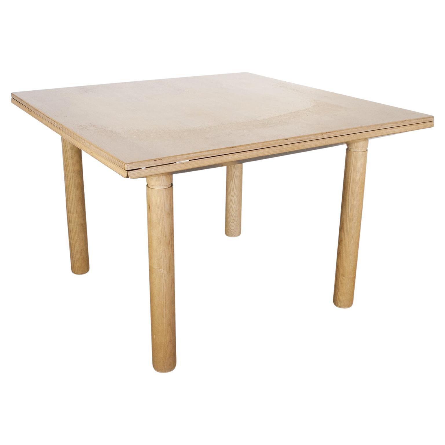 Table Giotto dessinée par Gigi Sabadin en 1972, la table en bois change de forme, s'adapte en passant du rond au carré, des figures géométriques qui s'alternent comme dans un jeu de proportions .

Il a reçu plusieurs prix et publications. Il s'agit