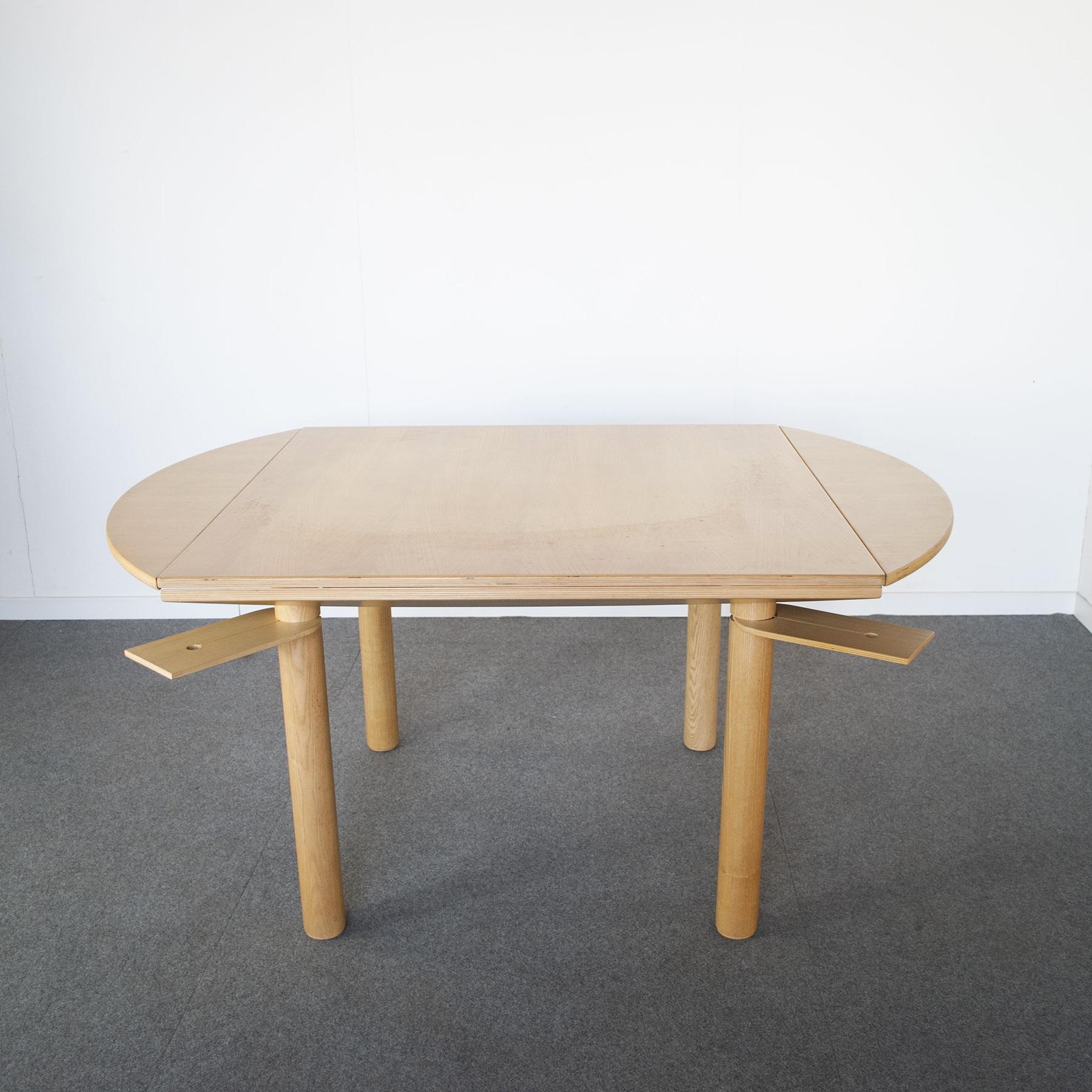 Maple Italian midcentury Giotto table by Gigi Sabadin for Crassevig 70's For Sale