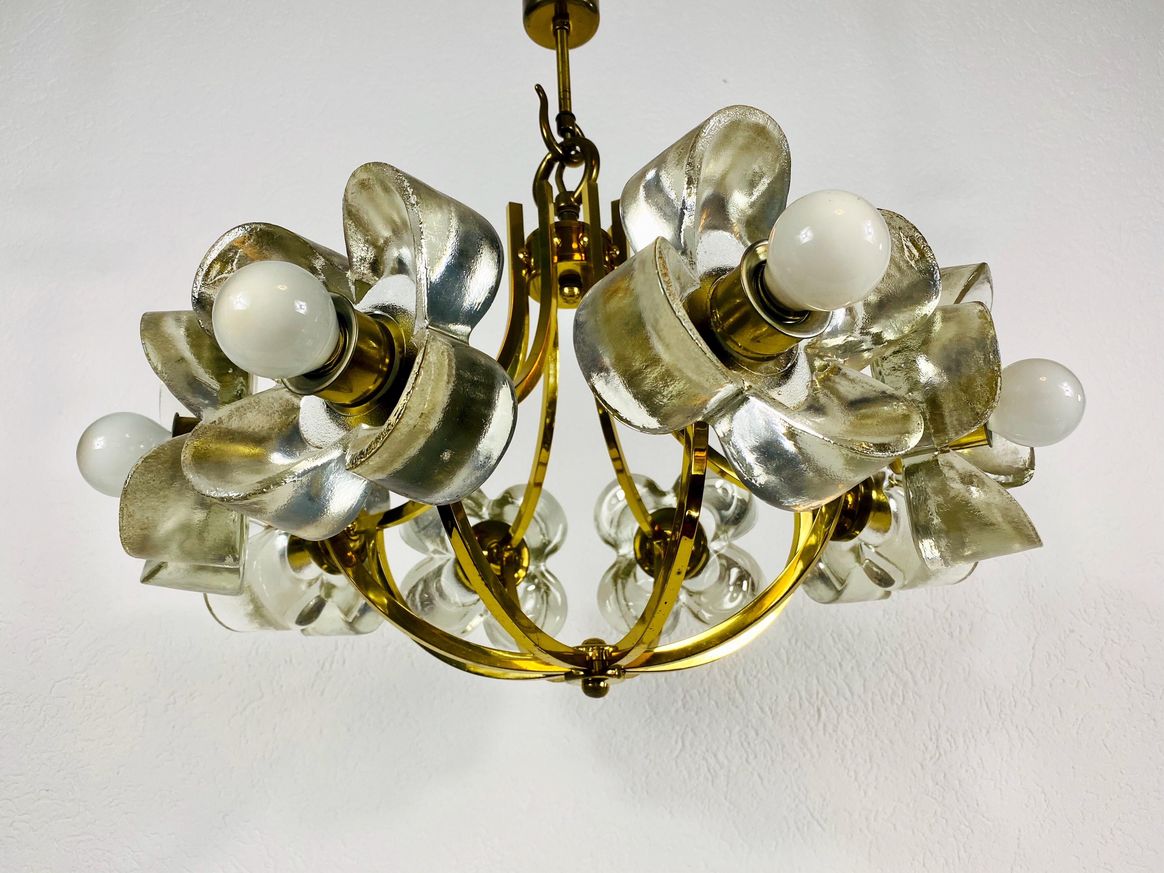 Italian Midcentury Glass and Brass 8-Arm Chandelier Mazzega Attributed, 1960s In Good Condition For Sale In Hagenbach, DE