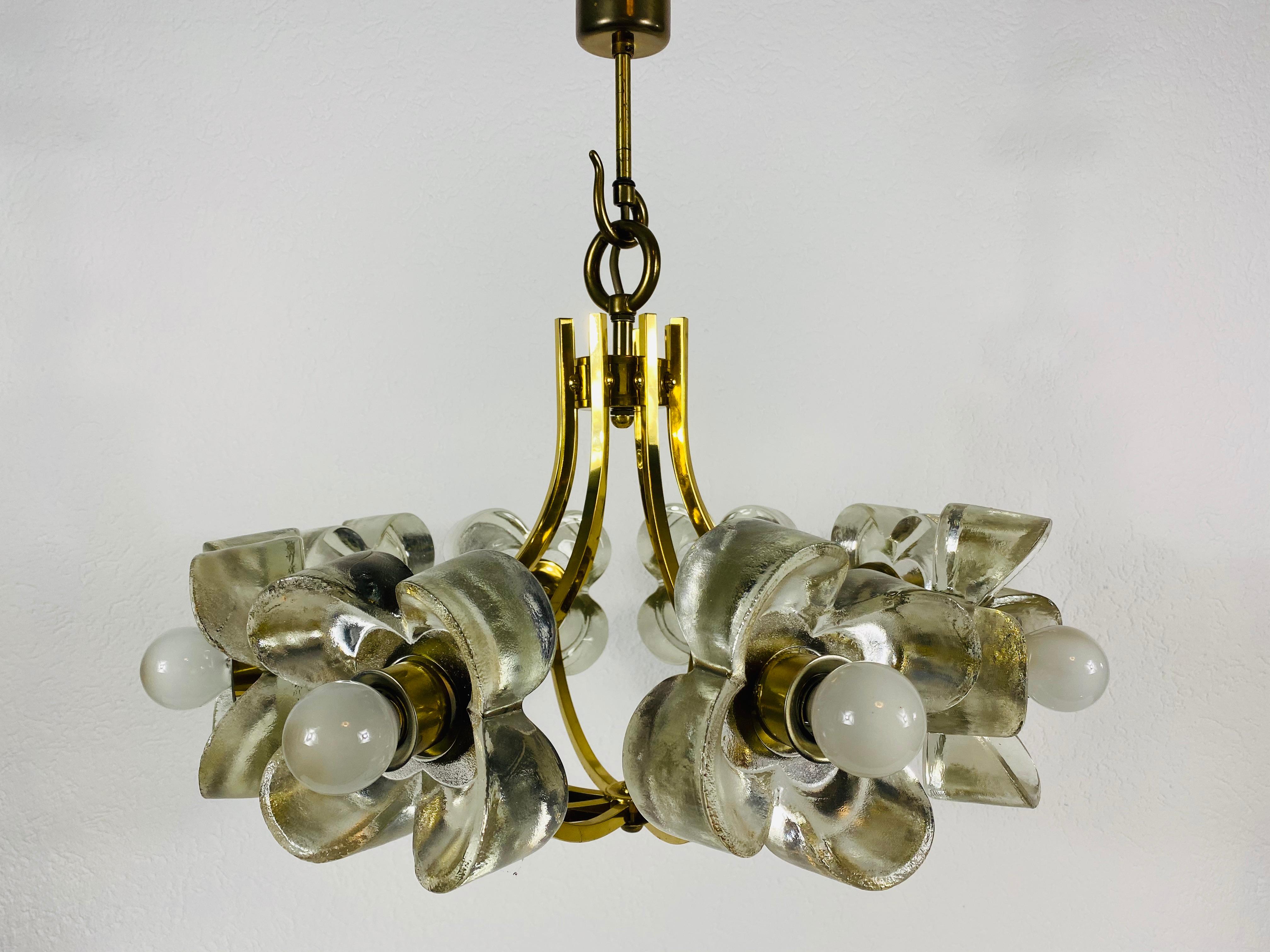 Italian Midcentury Glass and Brass 8-Arm Chandelier Mazzega Attributed, 1960s For Sale 1