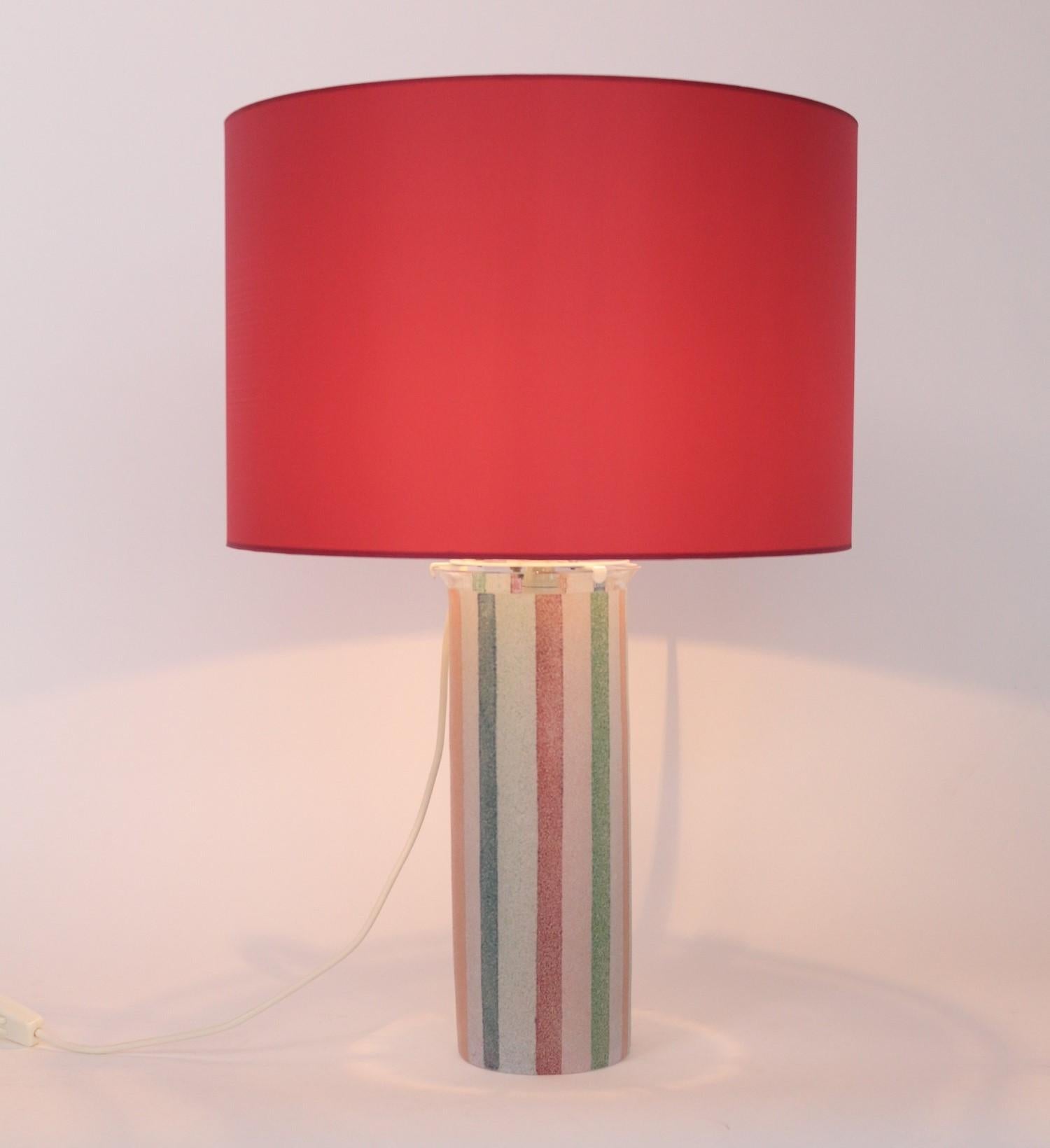 Beautiful colorful table lamp hand crafted of Murano glass during the 1980s by Ghisetti Creazioni, Venice, Italy. With original manufacturers label.
The glass lamp works with one Edison bulb max 100W, and is in very good condition, no defects on the