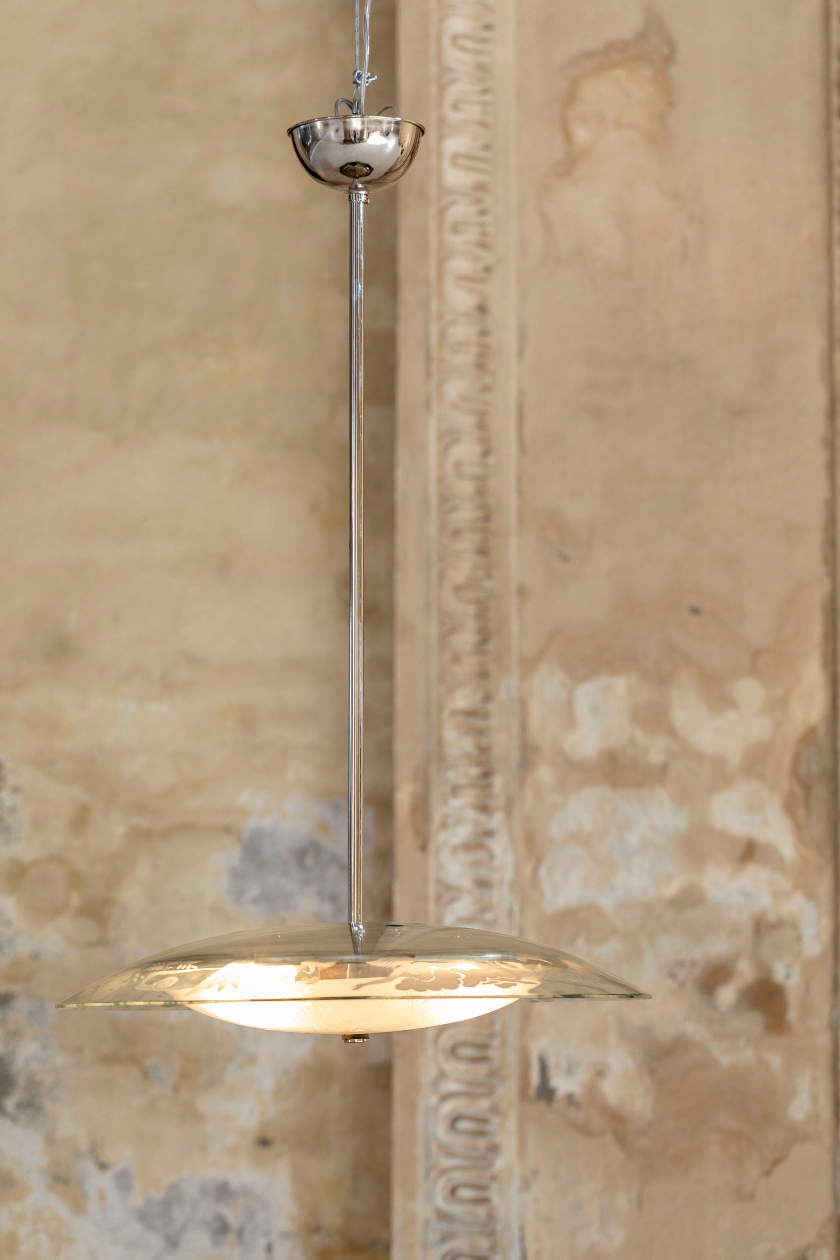 Italienische Glas-Hängeleuchte aus der Mitte des Jahrhunderts, die Pietro Chiesa für Fontana Arte zugeschrieben wird. 
Wunderschöner Glasanhänger aus fein dekoriertem Glas und Kristall. Der runde Kronleuchter hat eine Dekoration aus satiniertem