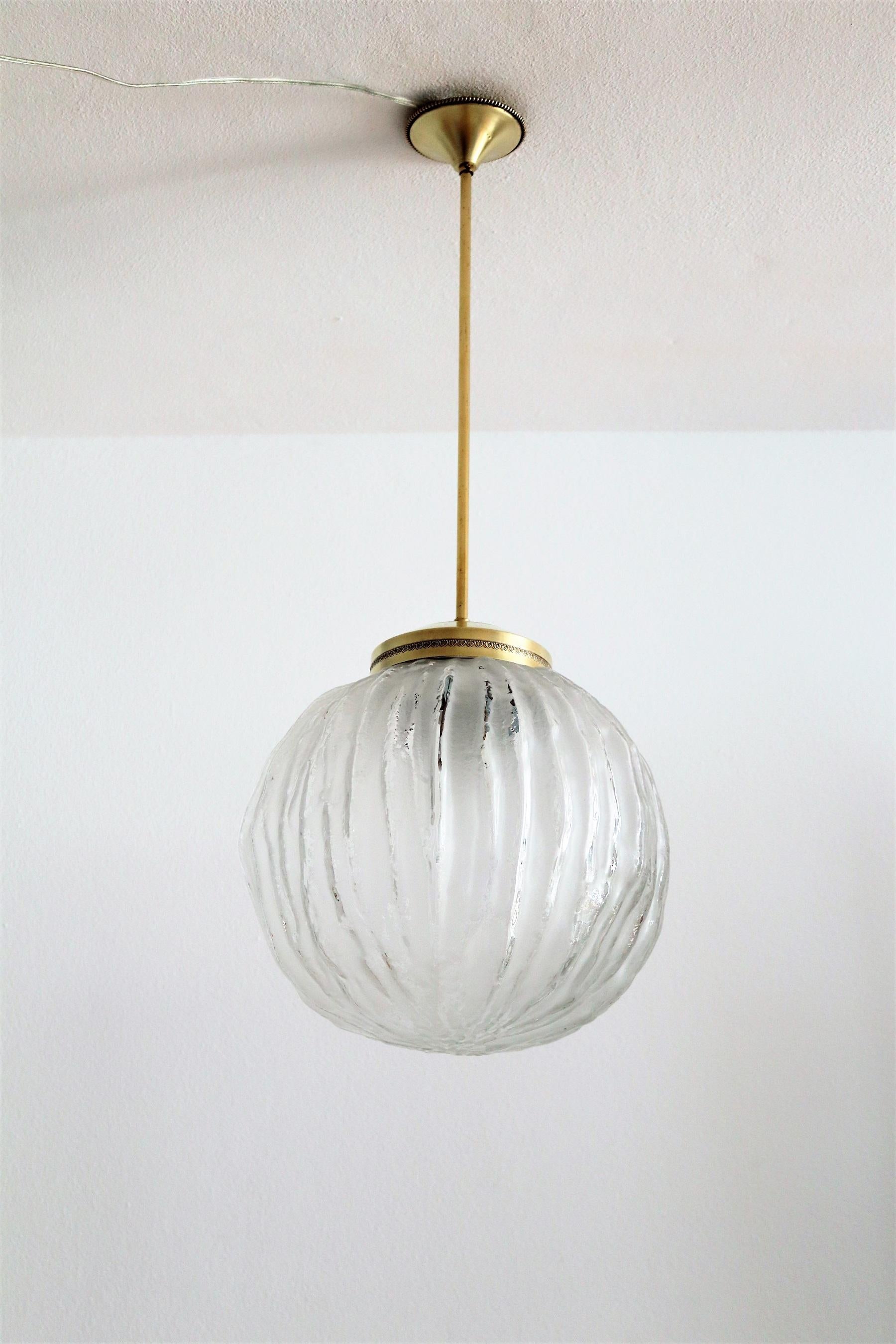 Italian Midcentury Glass und Brass Pendant Sphere, 1950s For Sale 5