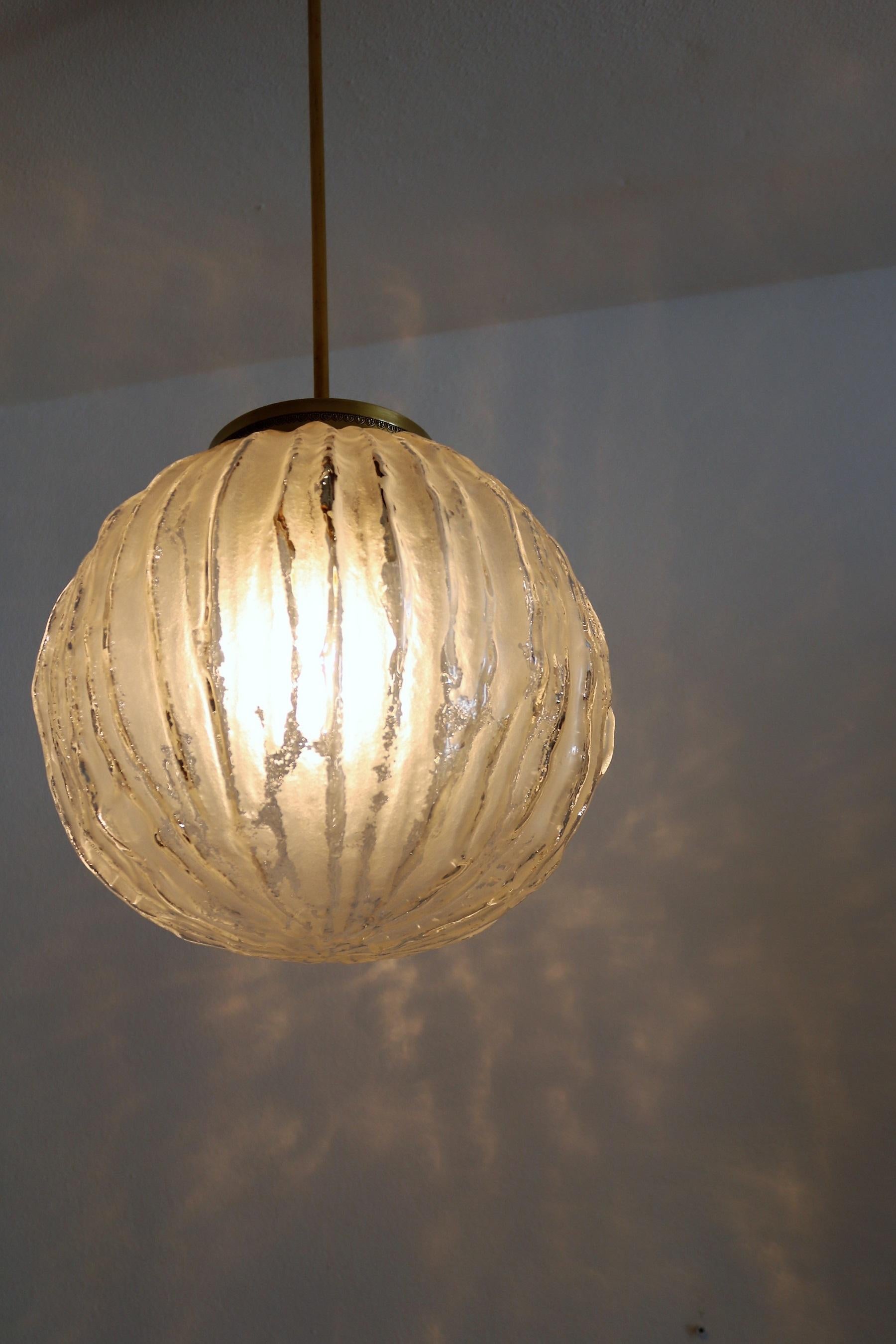 Italian Midcentury Glass und Brass Pendant Sphere, 1950s For Sale 6