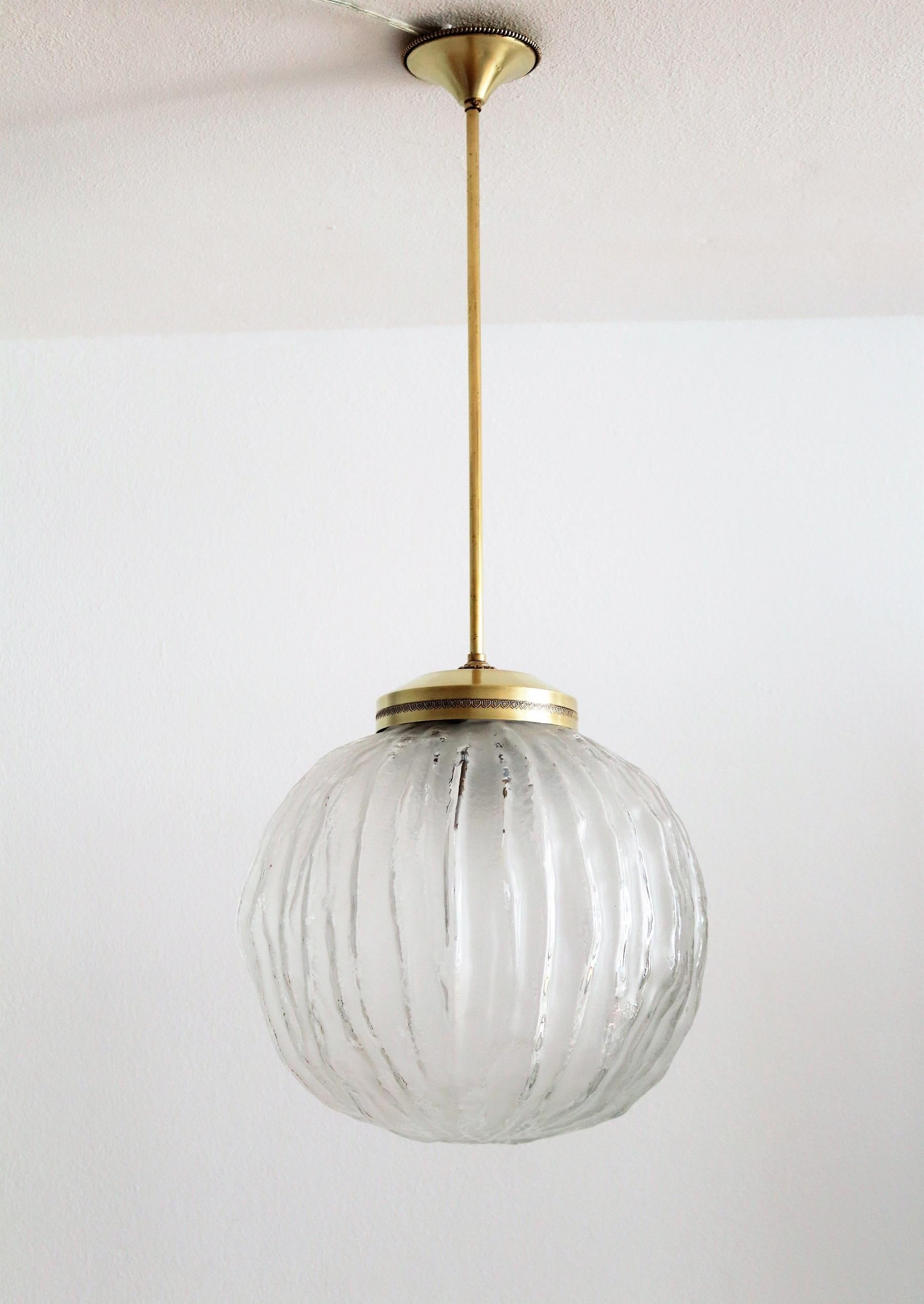 Italian Midcentury Glass und Brass Pendant Sphere, 1950s For Sale 8