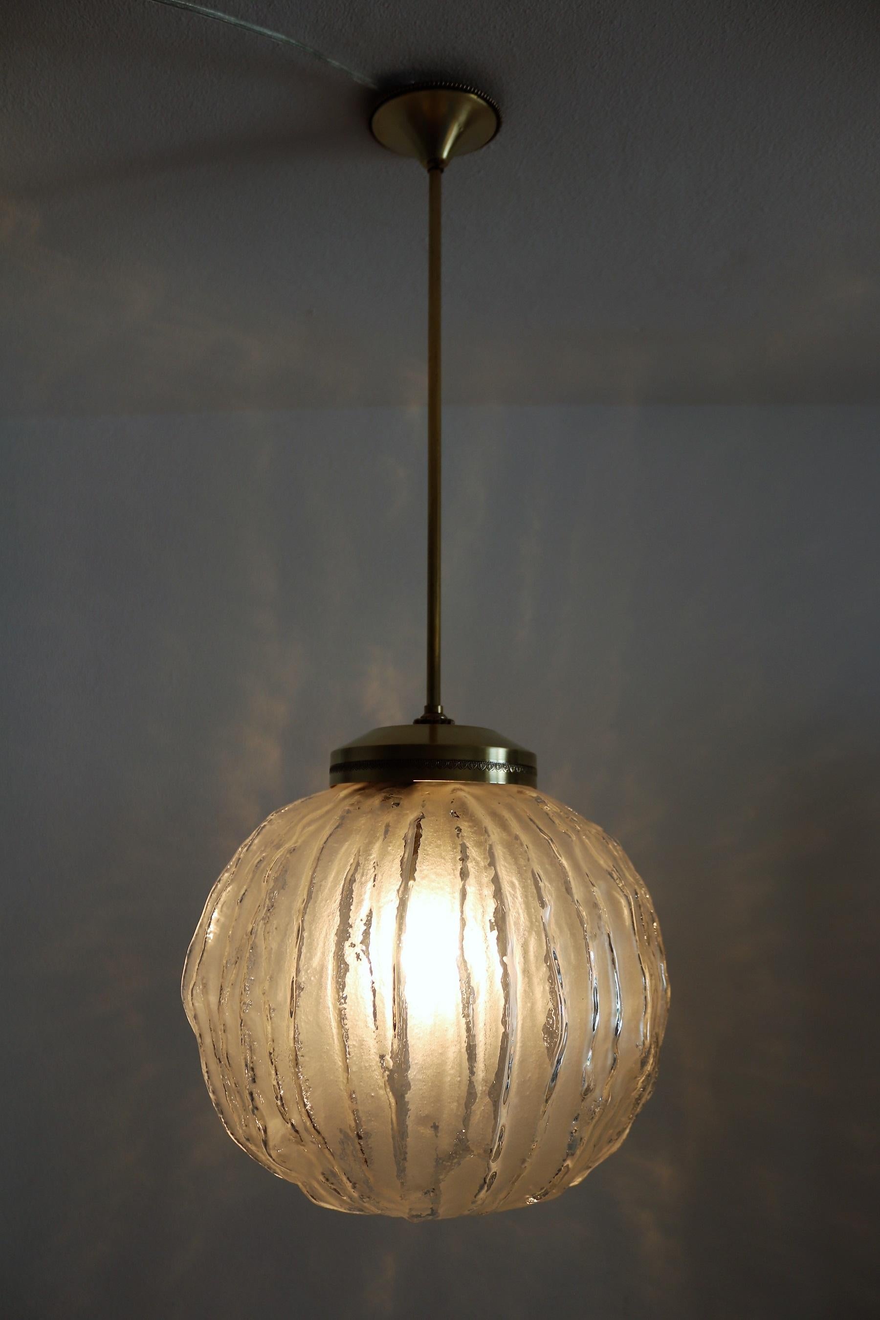 Italian Midcentury Glass und Brass Pendant Sphere, 1950s For Sale 10