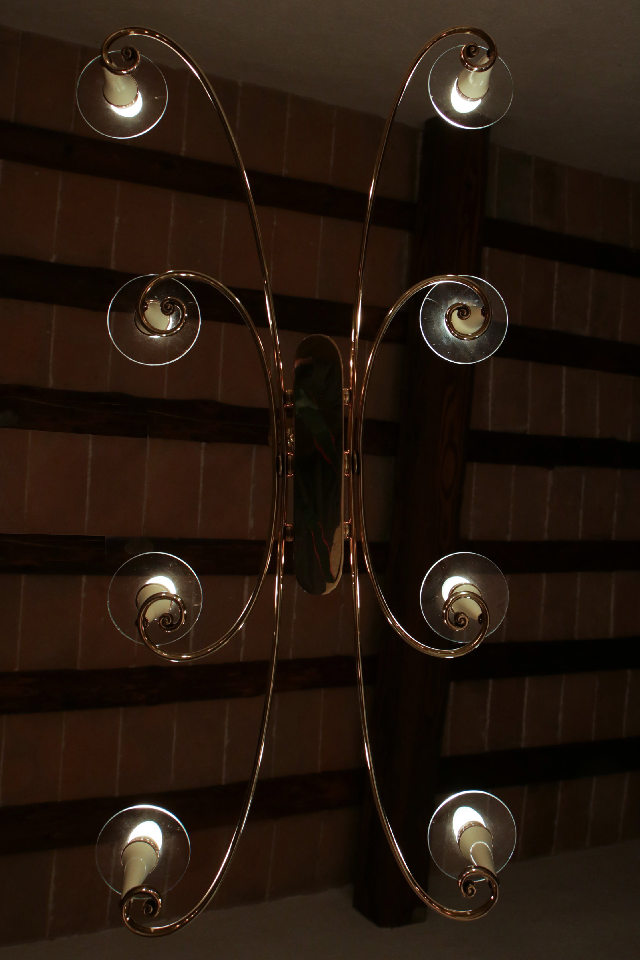 Araña italiana de ocho luces de mediados de siglo en oro y color marfil, años 50 Italiano en venta