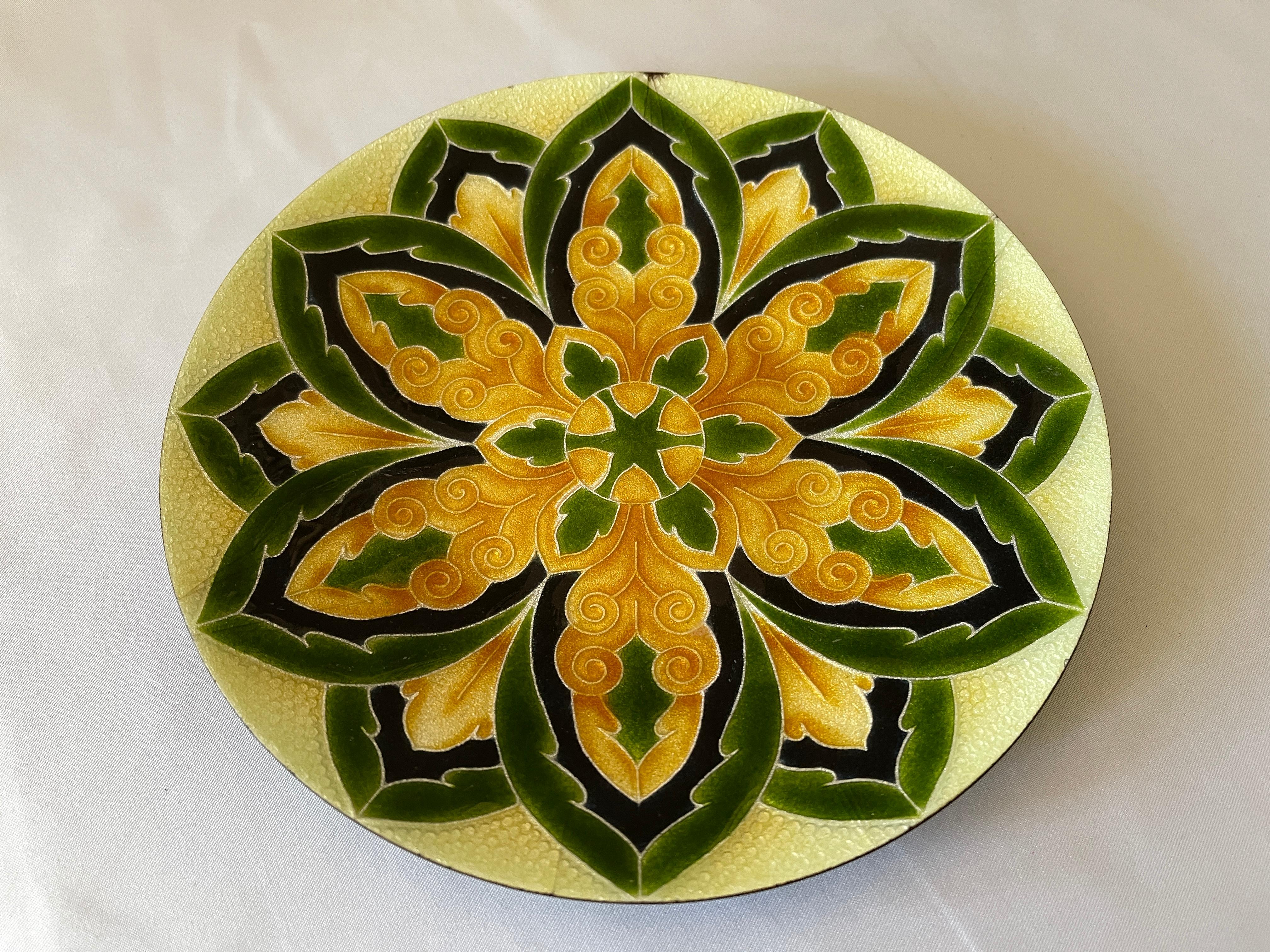 Italienische handgefertigte Emaille auf Kupfer vide poche, dekoratives rundes Tablett mit glänzendem, kompliziertem Mandala-Design, Italien. Massivschwarz emaillierter Boden.