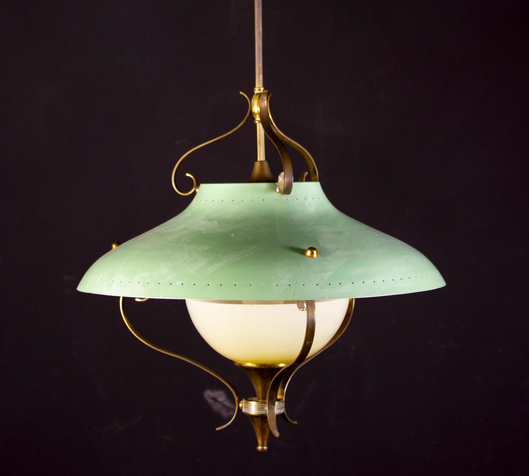 Beautiful green painted and brass pendant featuring a Murano cup.
One E27 light bulb.