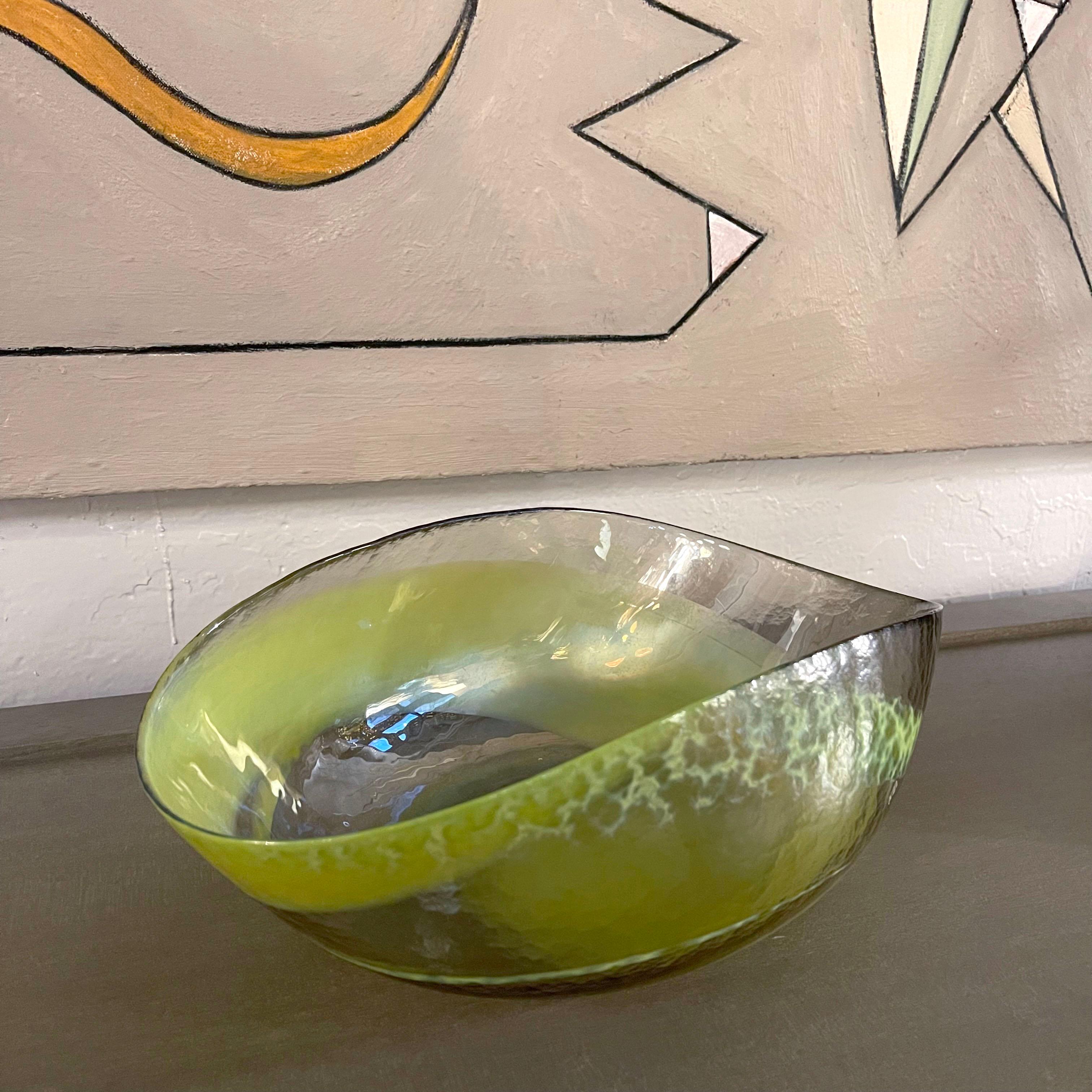Italian Midcentury Hand-blown Folded Studio Art Glass Bowl In Good Condition In Brooklyn, NY