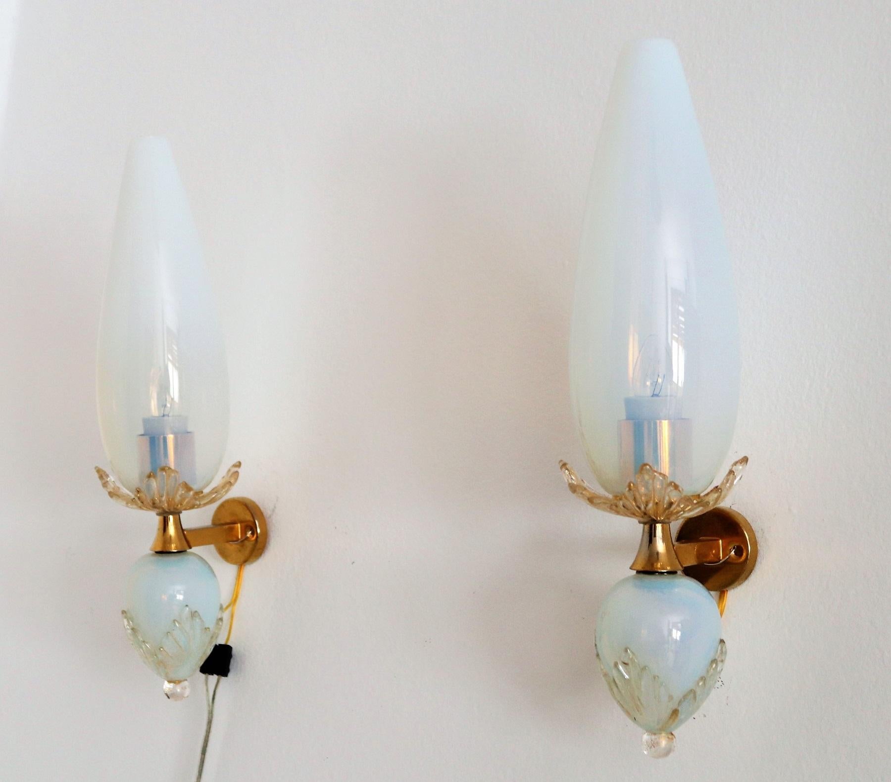 Italian Midcentury Handcrafted Opaline Murano Glass Wall Sconces by Venini 1970s 11