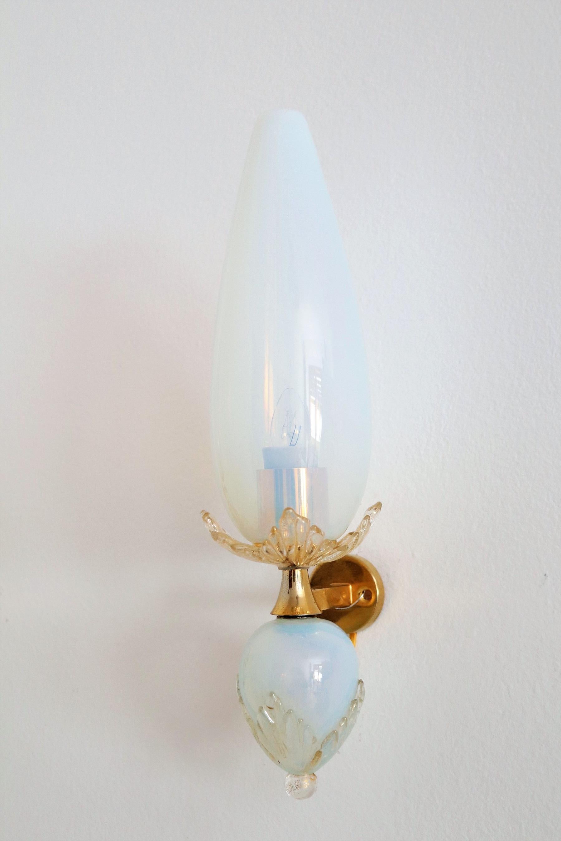 Italian Midcentury Handcrafted Opaline Murano Glass Wall Sconces by Venini 1970s 12
