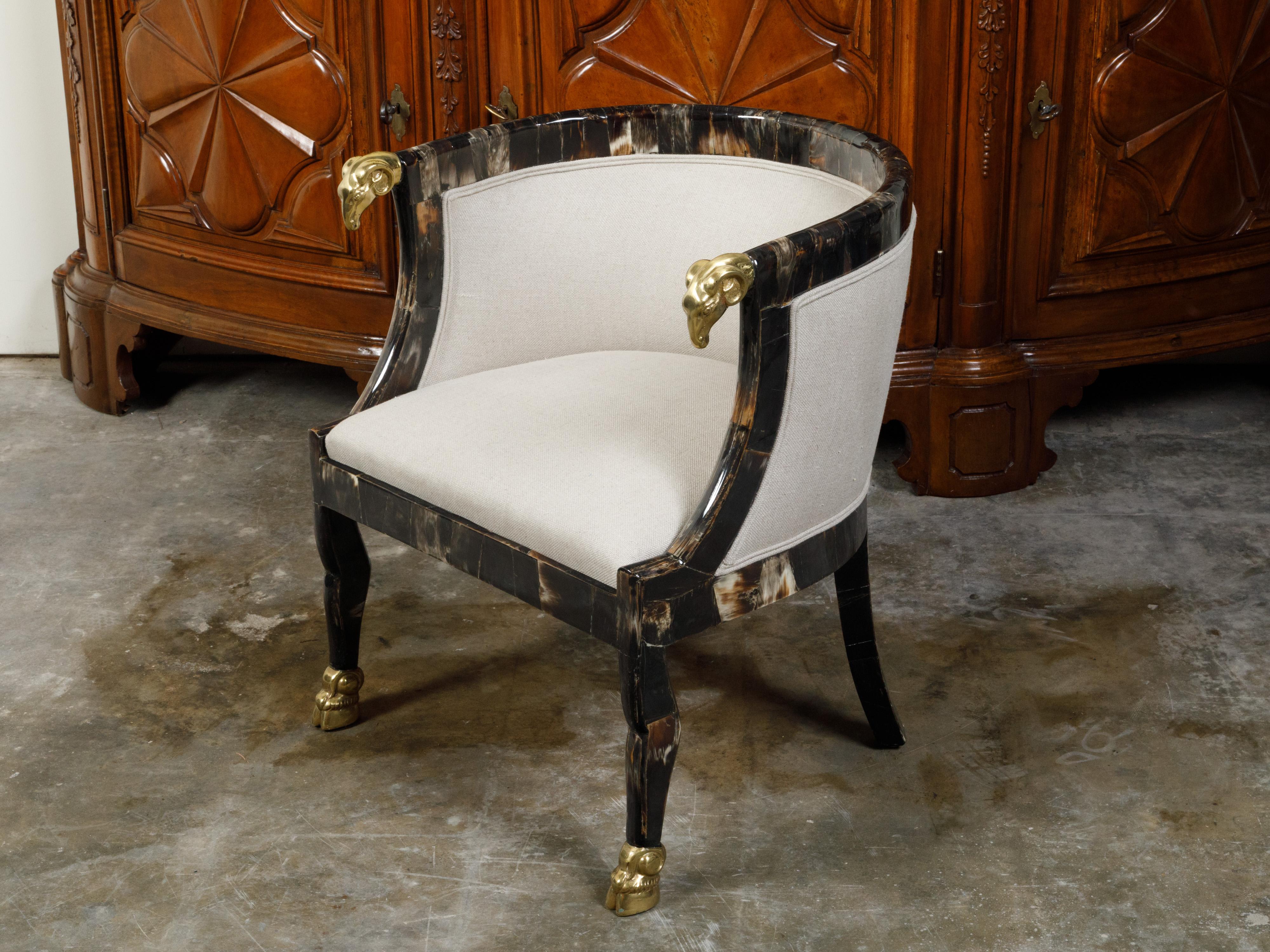 Silla de bañera italiana de mediados de siglo con cabezas de carnero doradas y tapicería nueva siglo XX en venta