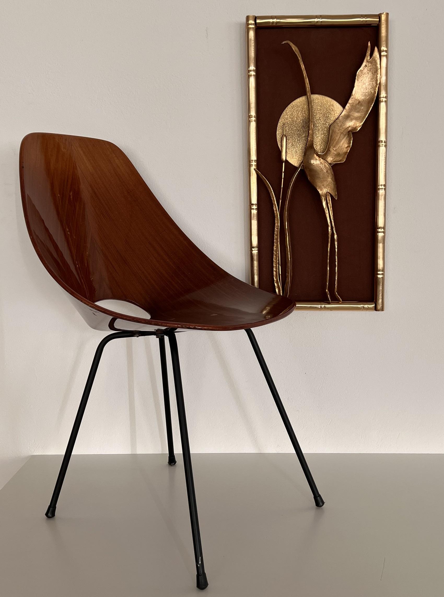 Magnifique peinture murale artistique, réalisée en Italie dans les années 1970.
L'œuvre est composée d'un cadre en métal doré avec finition laiton en faux bambou et d'une base en tissu marron foncé semblable à du velours.  
À l'intérieur du cadre,