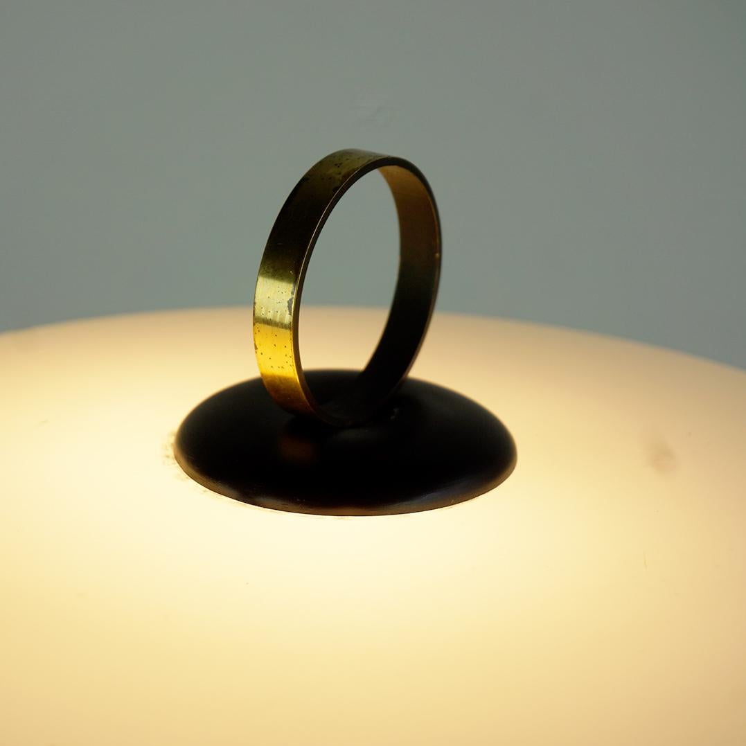 Lampadaire tripode italien du milieu du siècle en fer, laiton et verre opalin en vente 3
