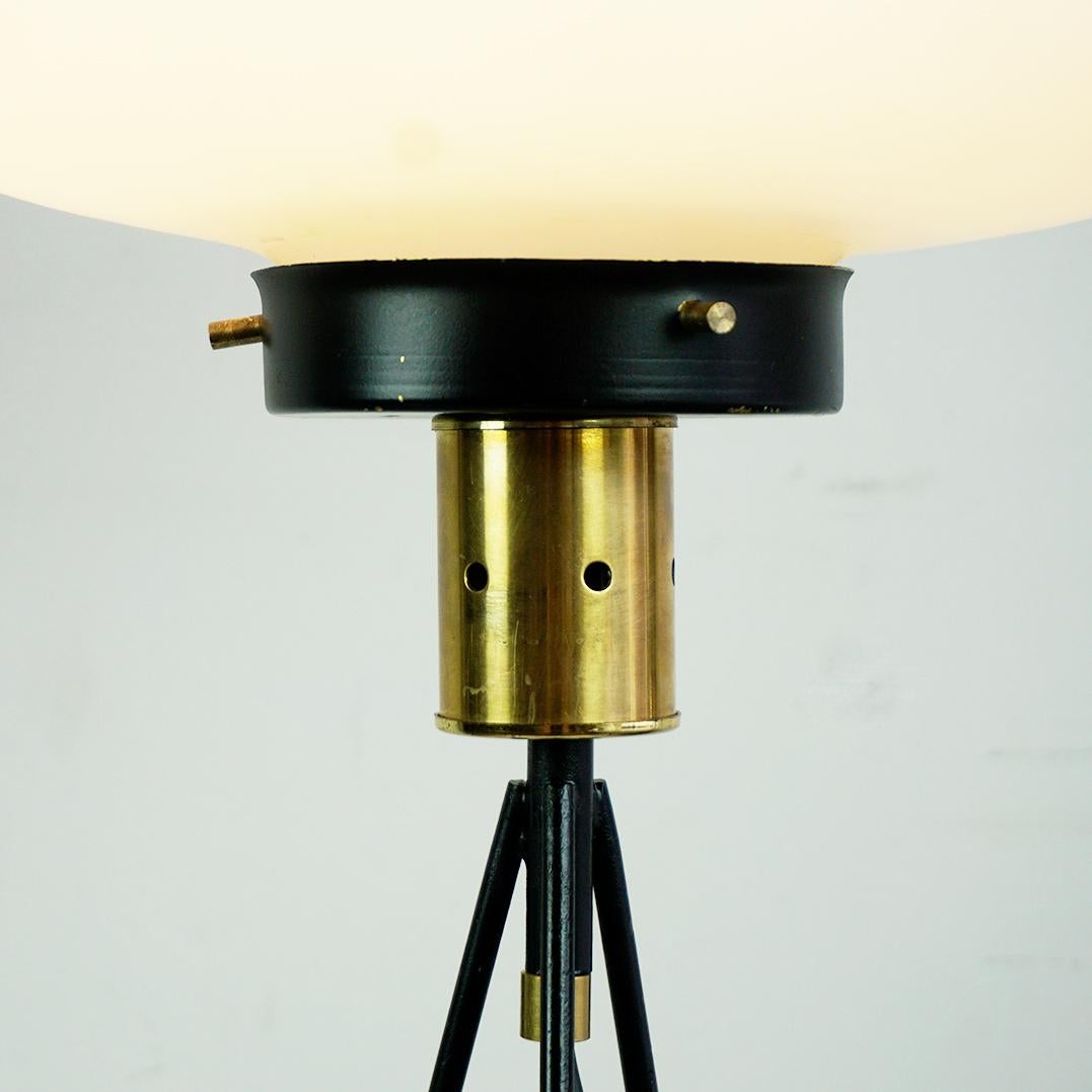 Lampadaire tripode italien du milieu du siècle en fer, laiton et verre opalin en vente 4