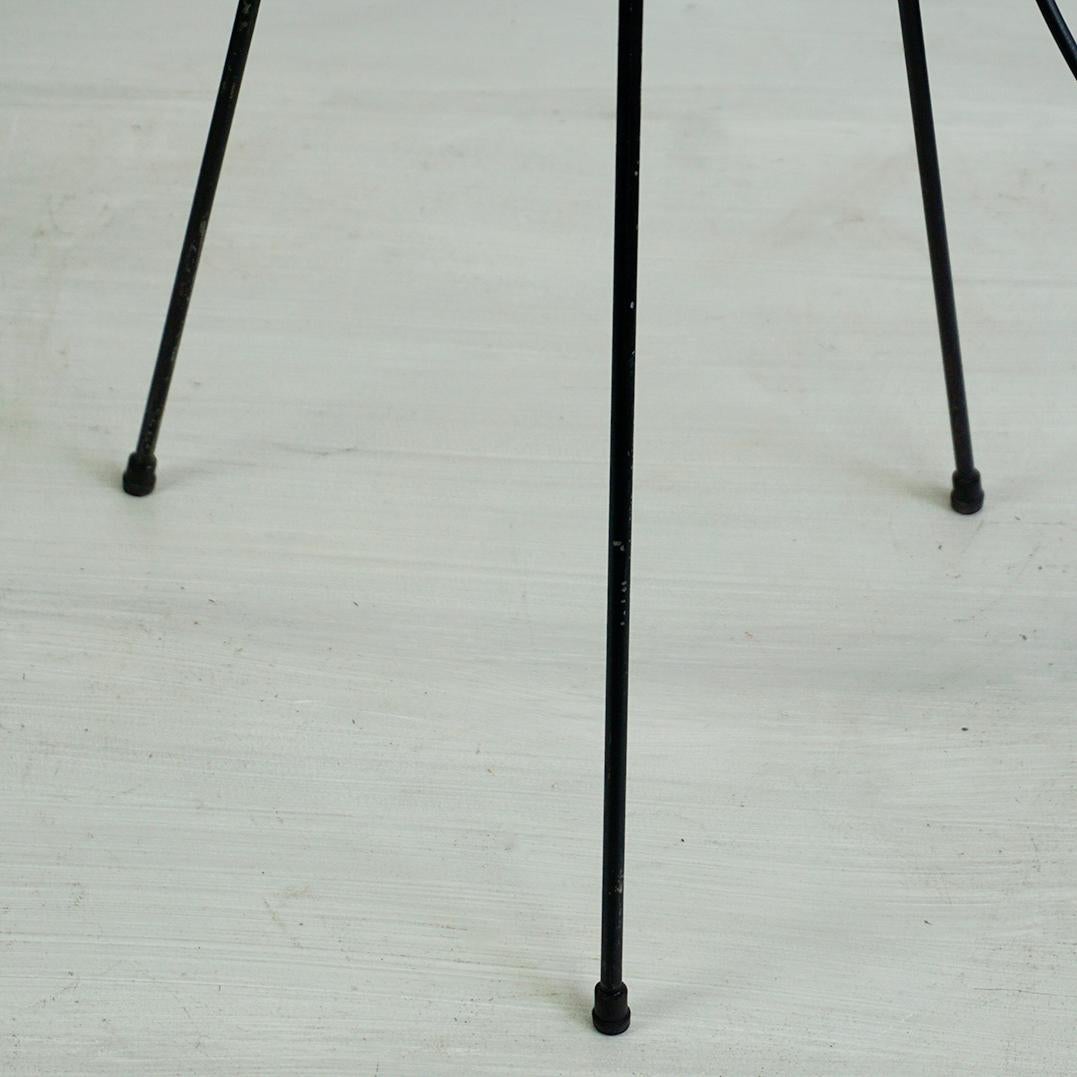Lampadaire tripode italien du milieu du siècle en fer, laiton et verre opalin en vente 5