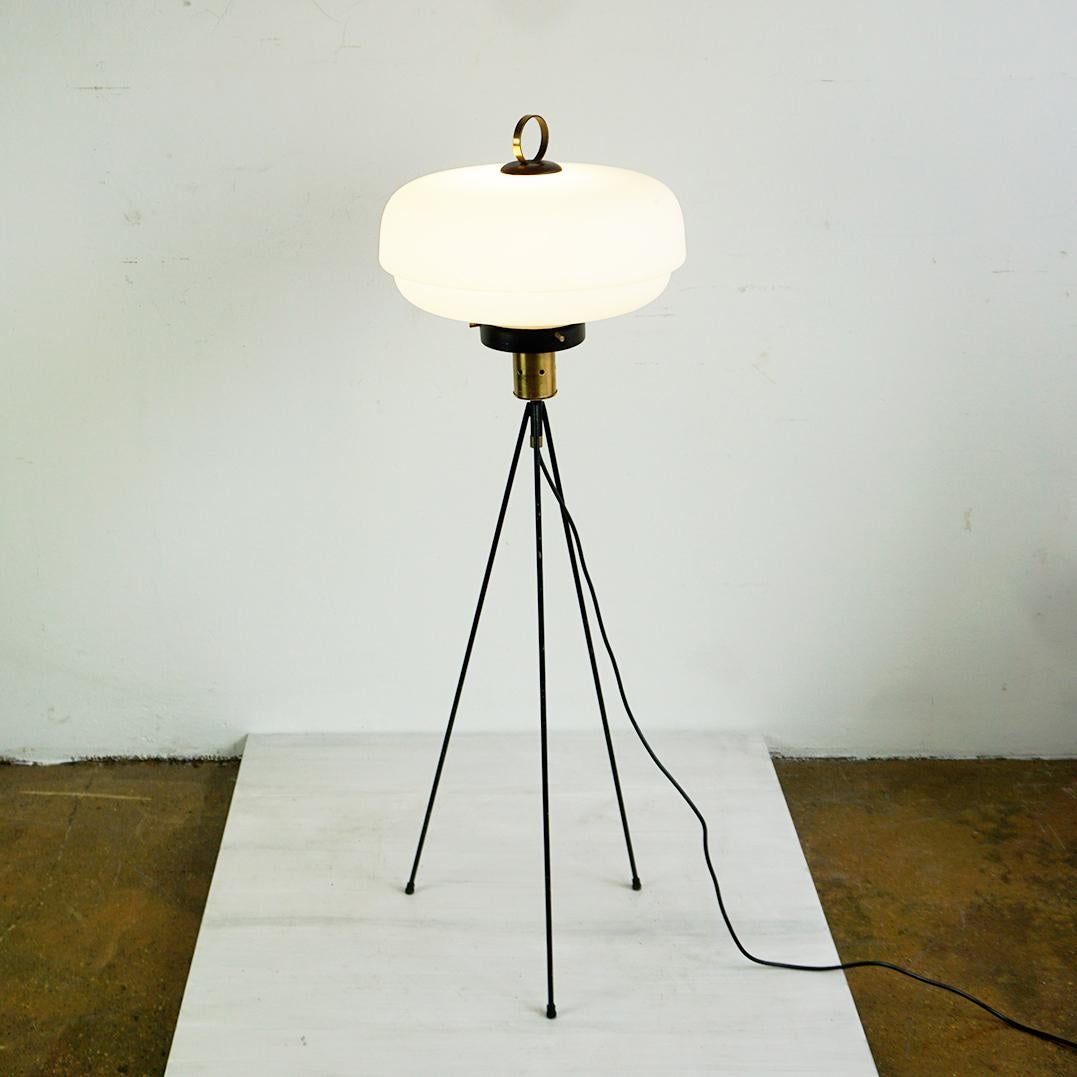 Mid-Century Modern Lampadaire tripode italien du milieu du siècle en fer, laiton et verre opalin en vente