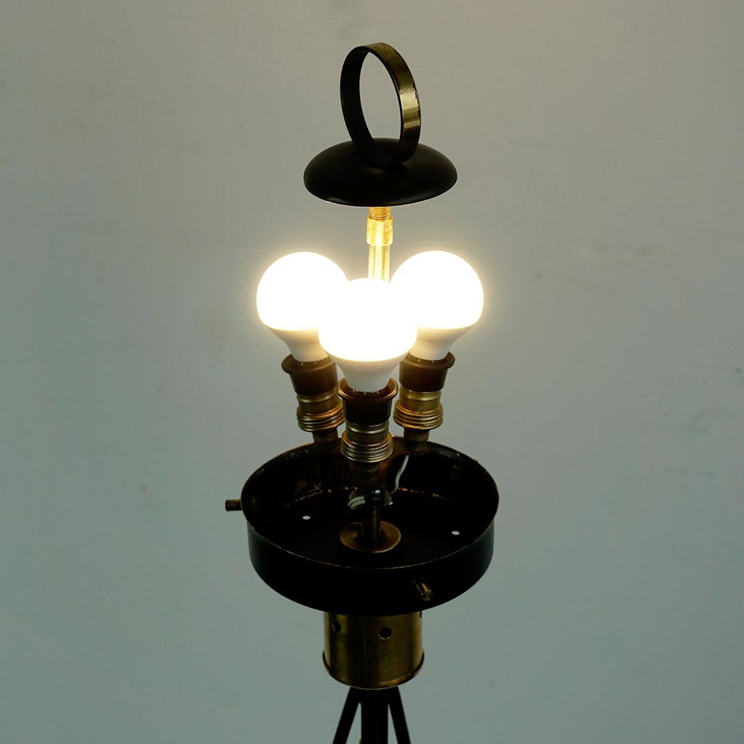 Noirci Lampadaire tripode italien du milieu du siècle en fer, laiton et verre opalin en vente