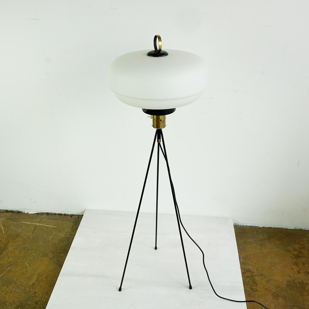Milieu du XXe siècle Lampadaire tripode italien du milieu du siècle en fer, laiton et verre opalin en vente