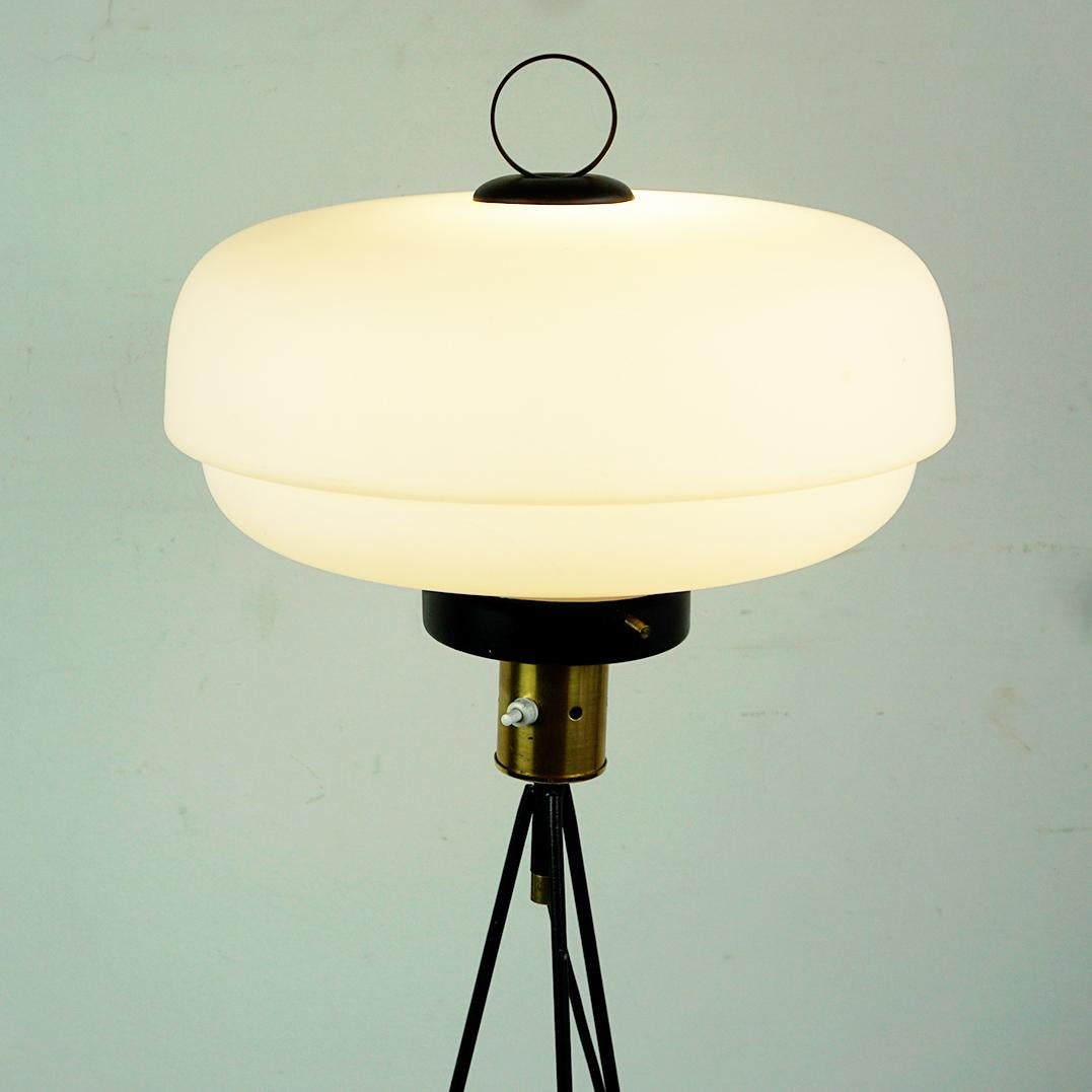 Lampadaire tripode italien du milieu du siècle en fer, laiton et verre opalin en vente 1