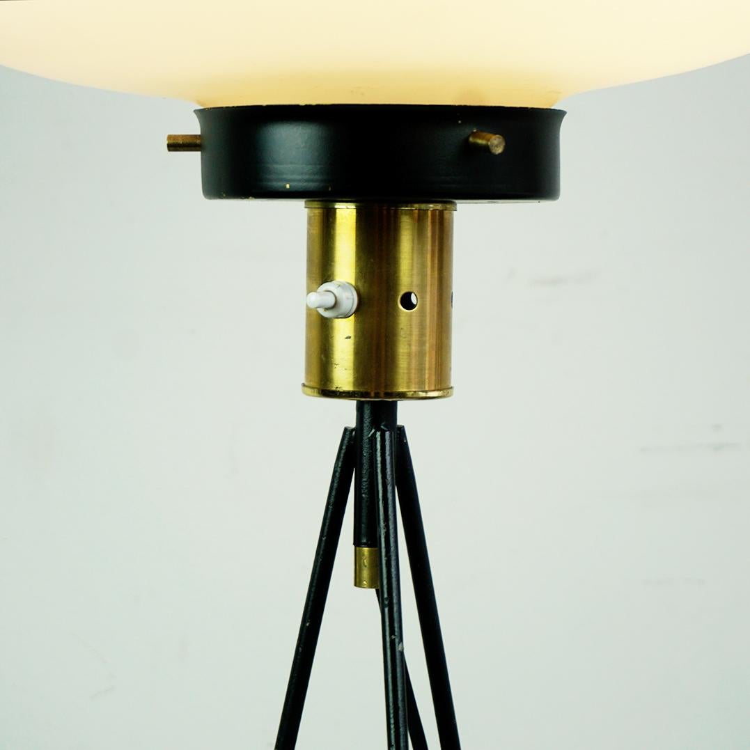 Lampadaire tripode italien du milieu du siècle en fer, laiton et verre opalin en vente 2