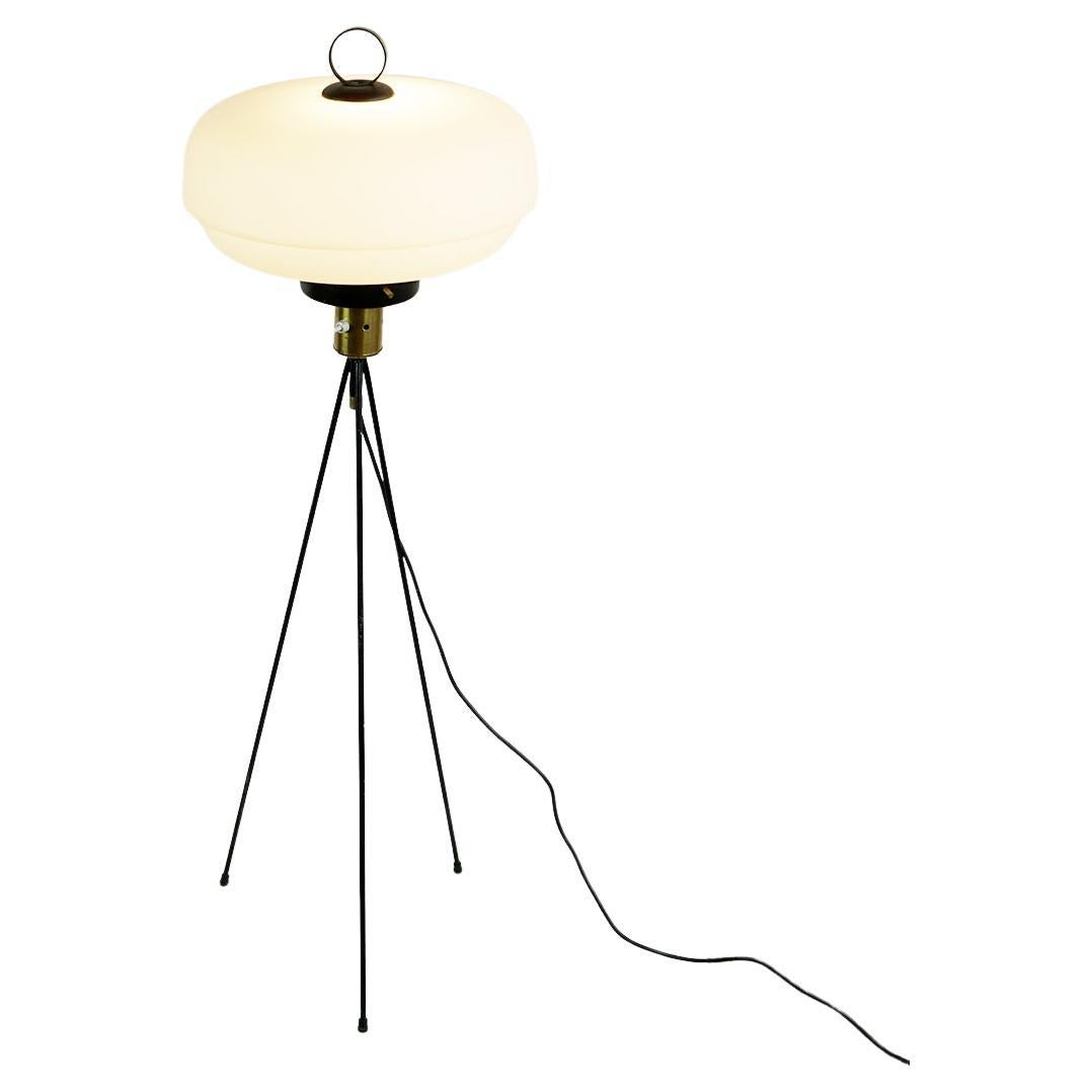 Lampadaire tripode italien du milieu du siècle en fer, laiton et verre opalin