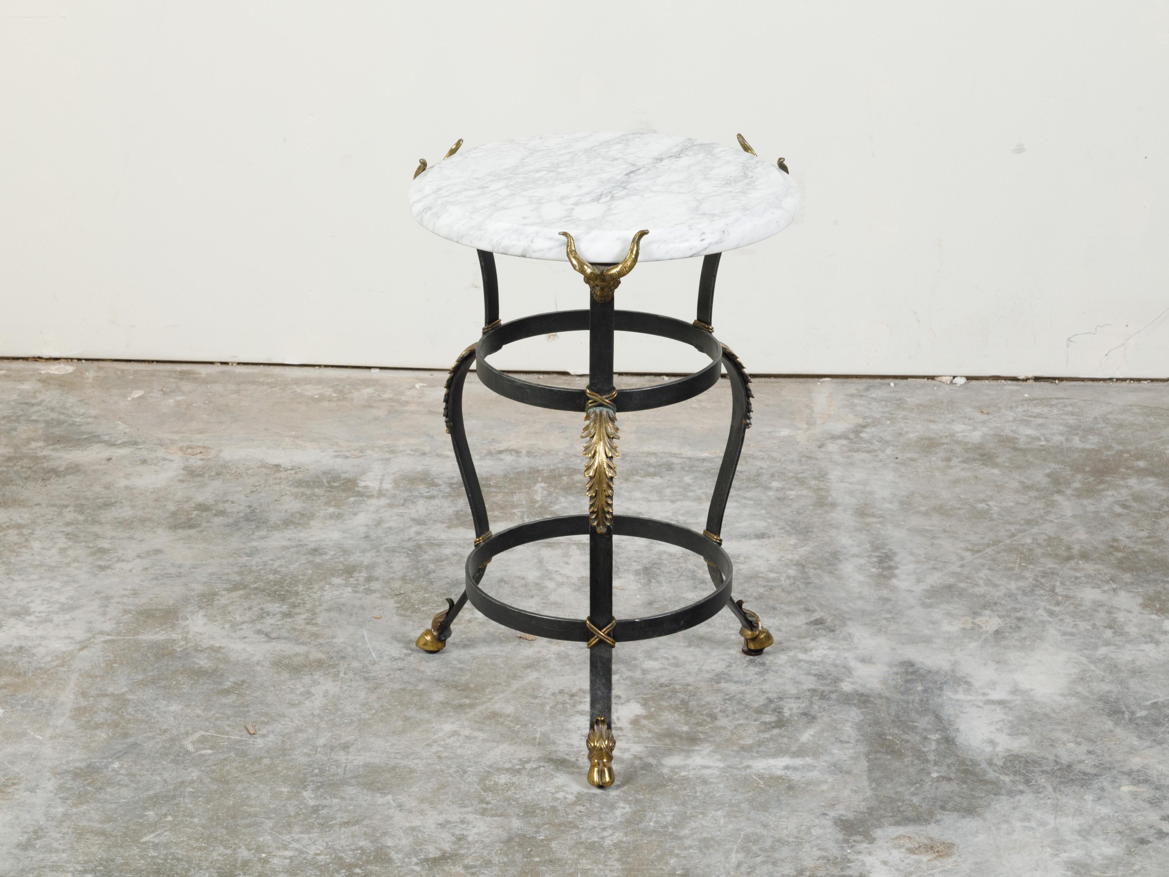 Mid-Century moderno Tavolino italiano del metà secolo in ferro con piano in marmo bianco e teste di ariete in bronzo in vendita