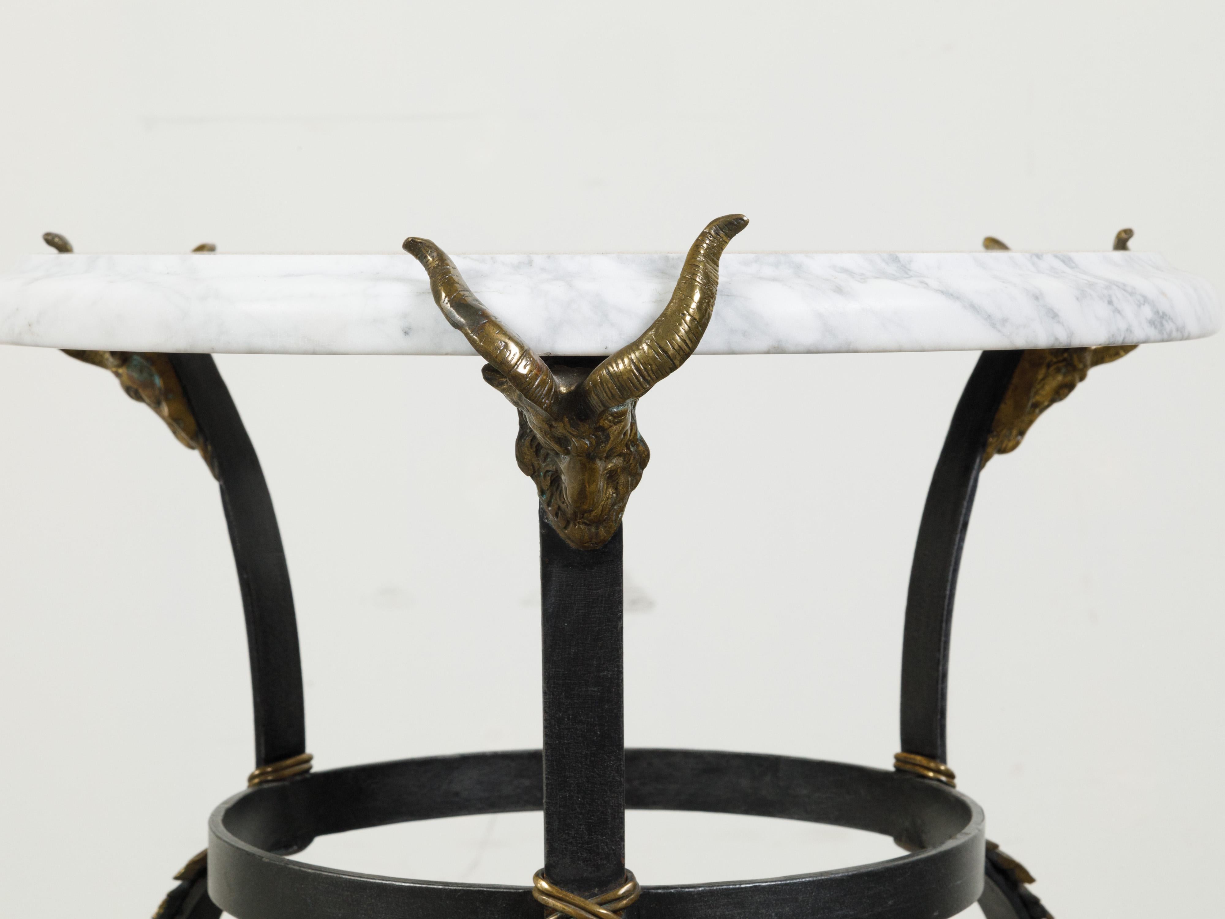 Tavolino italiano del metà secolo in ferro con piano in marmo bianco e teste di ariete in bronzo in vendita 1