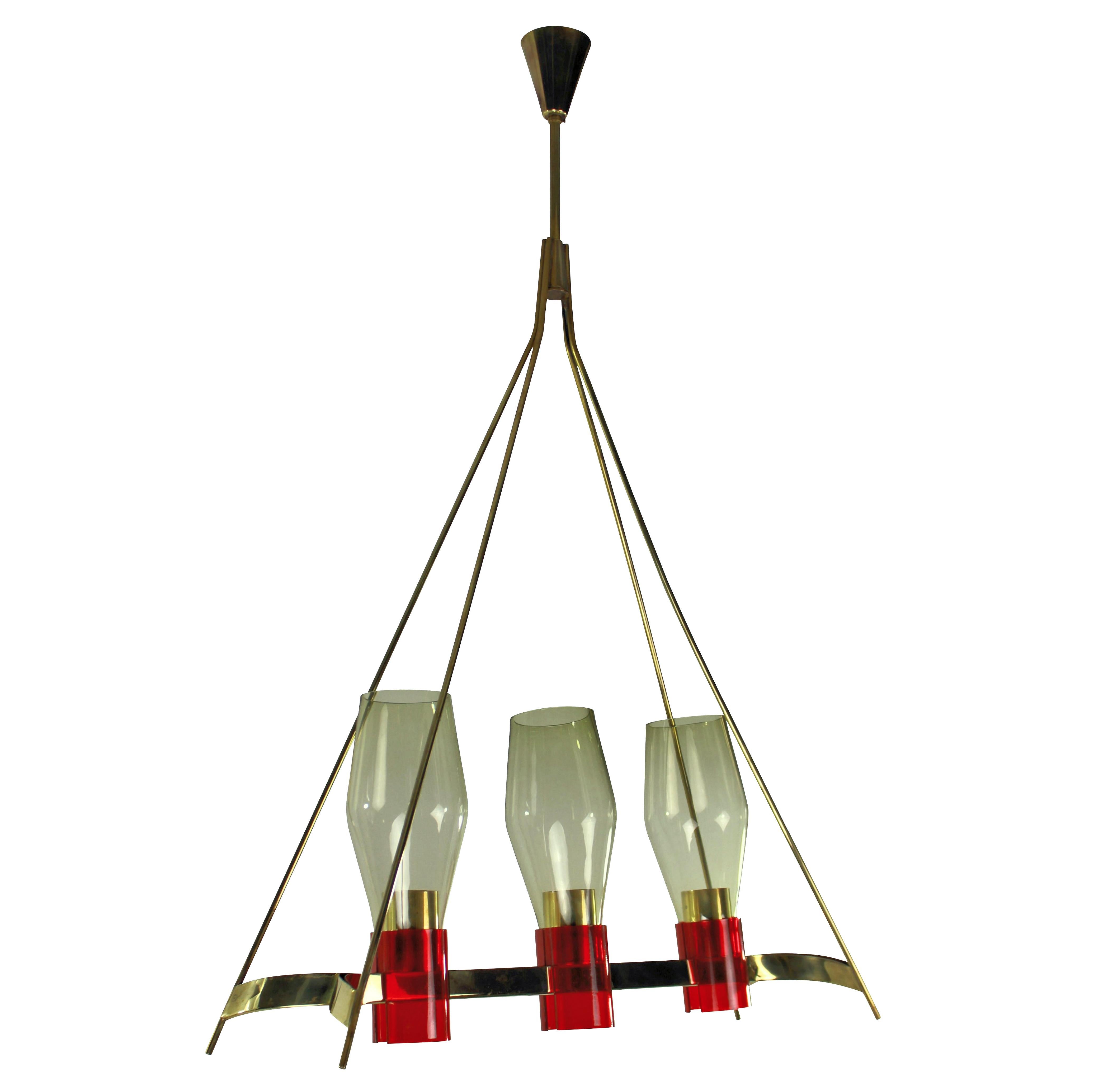 Lámpara colgante de cocina italiana de mediados de siglo, de diseño inusual, en latón con detalles rojos y pantallas de cristal amarillo pálido.